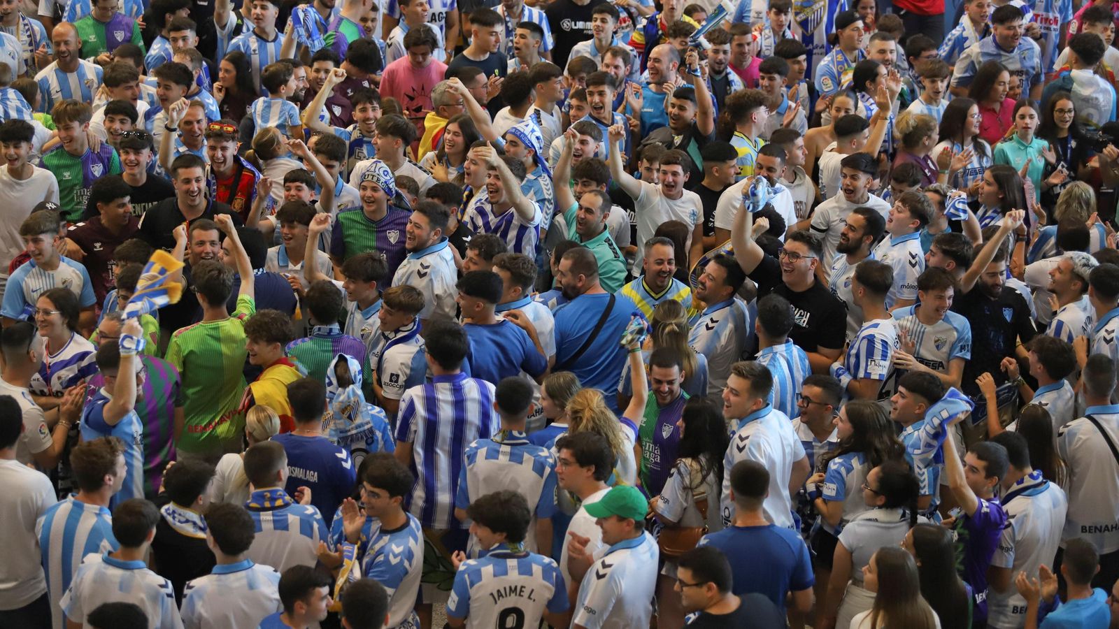 Las fotos de la afición despidiendo al Málaga en el aeropuerto antes de ir a Tarragona