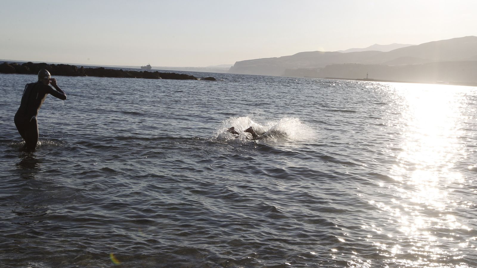Zambulliéndose en las aguas del Zapillo.