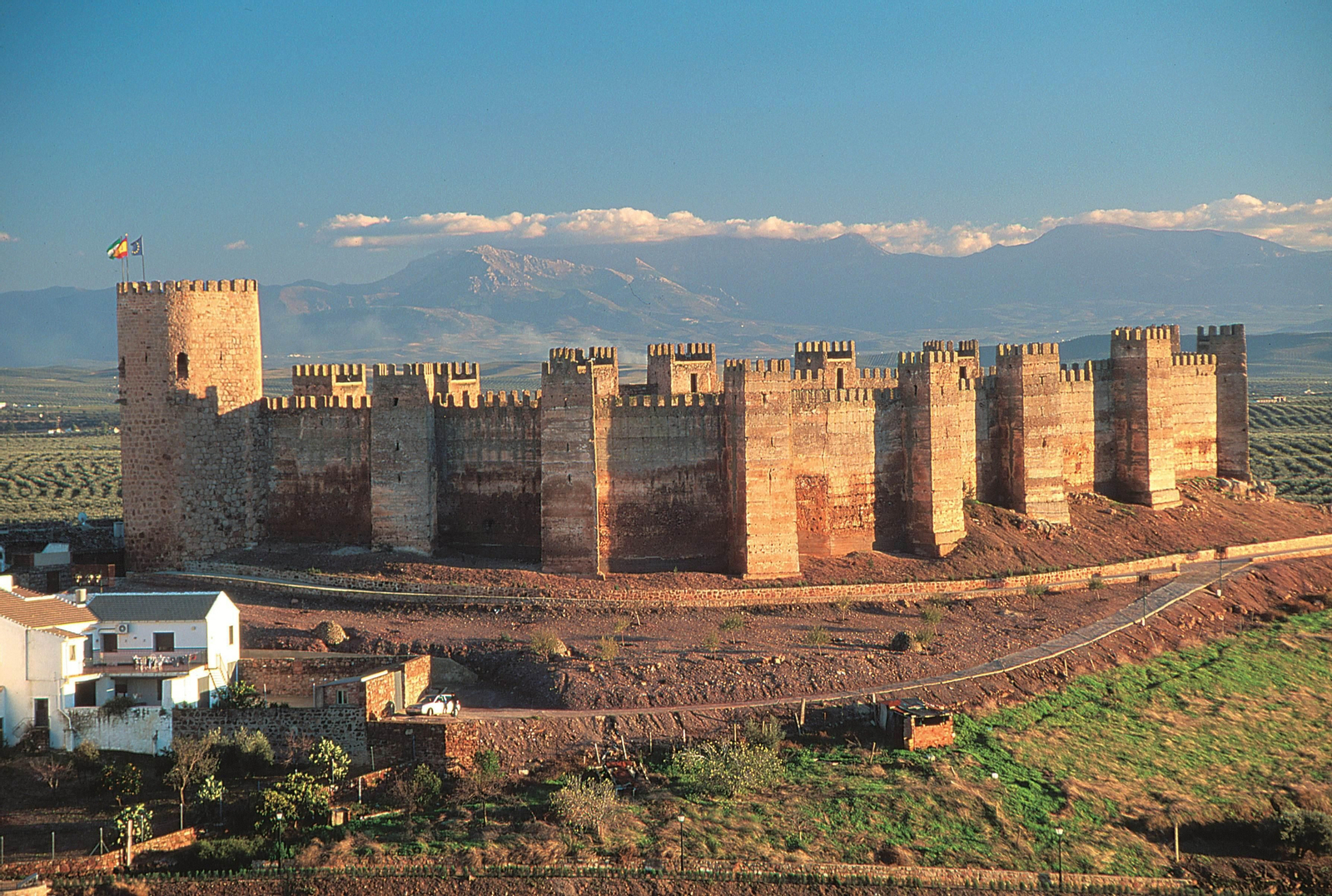 El castillo de Bury al-Hamma (Burgalimar) se levantó en el año 968, en la época califal. Baños de la Encina, uno de los pueblos más bonitos de España