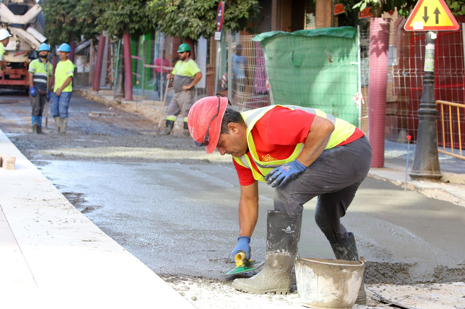 Imágenes de la visita de Pilar Miranda a las obras de peatonalización en la calle Méndez Núñez