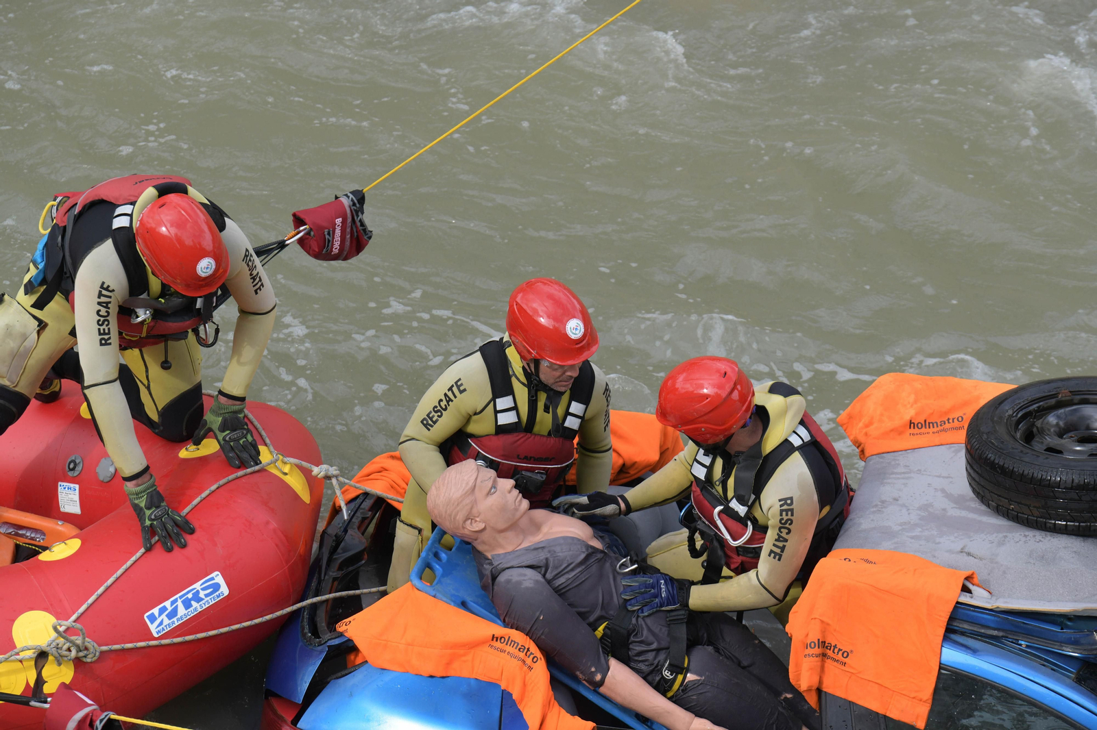 Fotos: Las mejores imágenes del simulacro de rescate de un coche accidentado en el río Genil de Granada