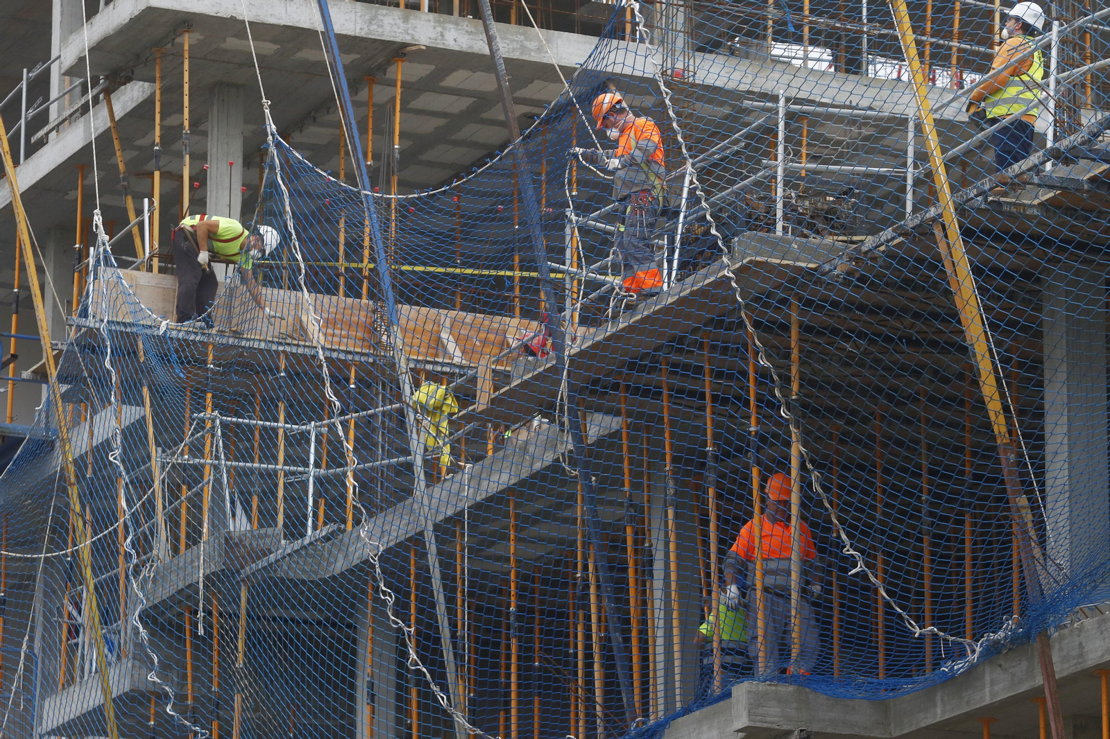 Las fotos del reparto masivo de mascarillas y la vuelta al trabajo en algunos sectores en Córdoba