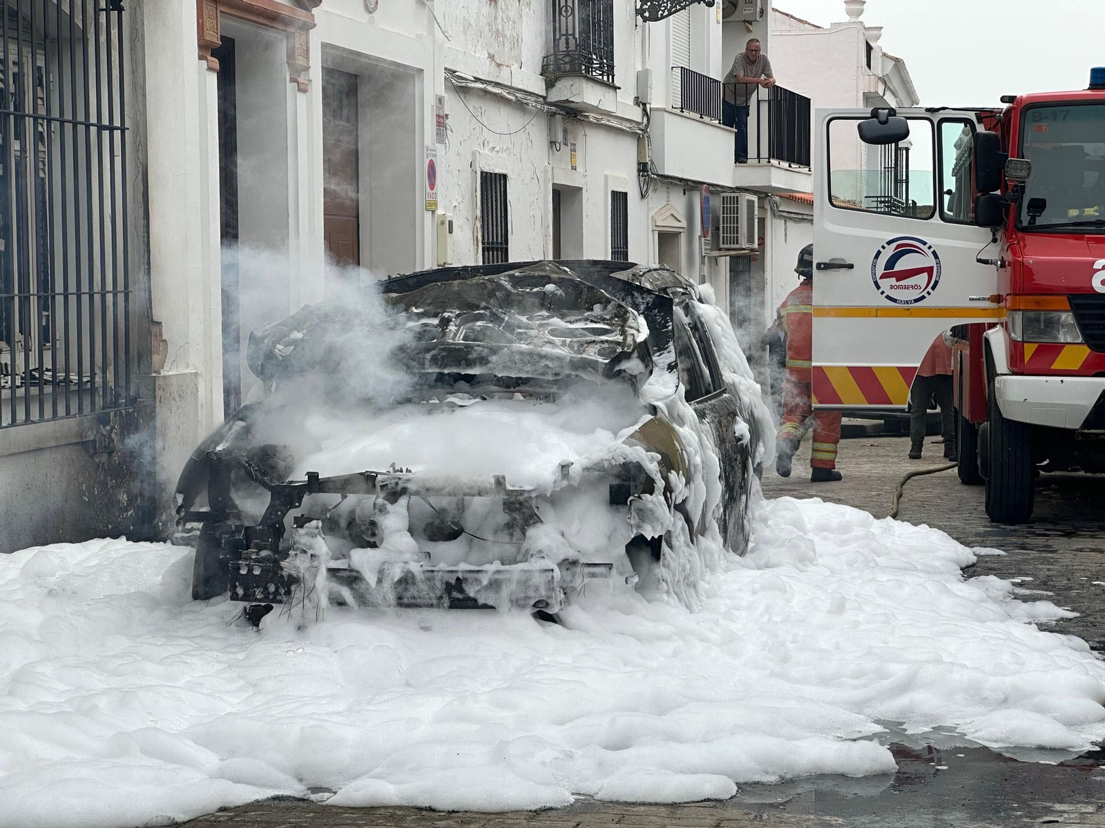 Alarma vecinal en Cartaya por el incendio de un coche: así han sofocado las llamas Policía Local, Guardia Civil y Bomberos
