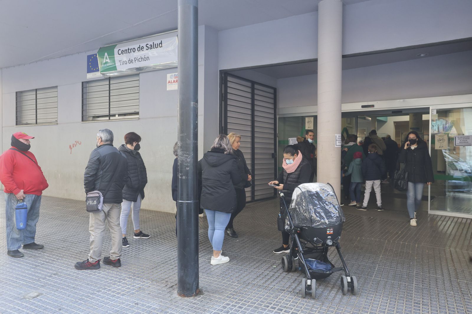 Usuarios ante el centro de salud de Tiro de Pichón, este viernes pasado.