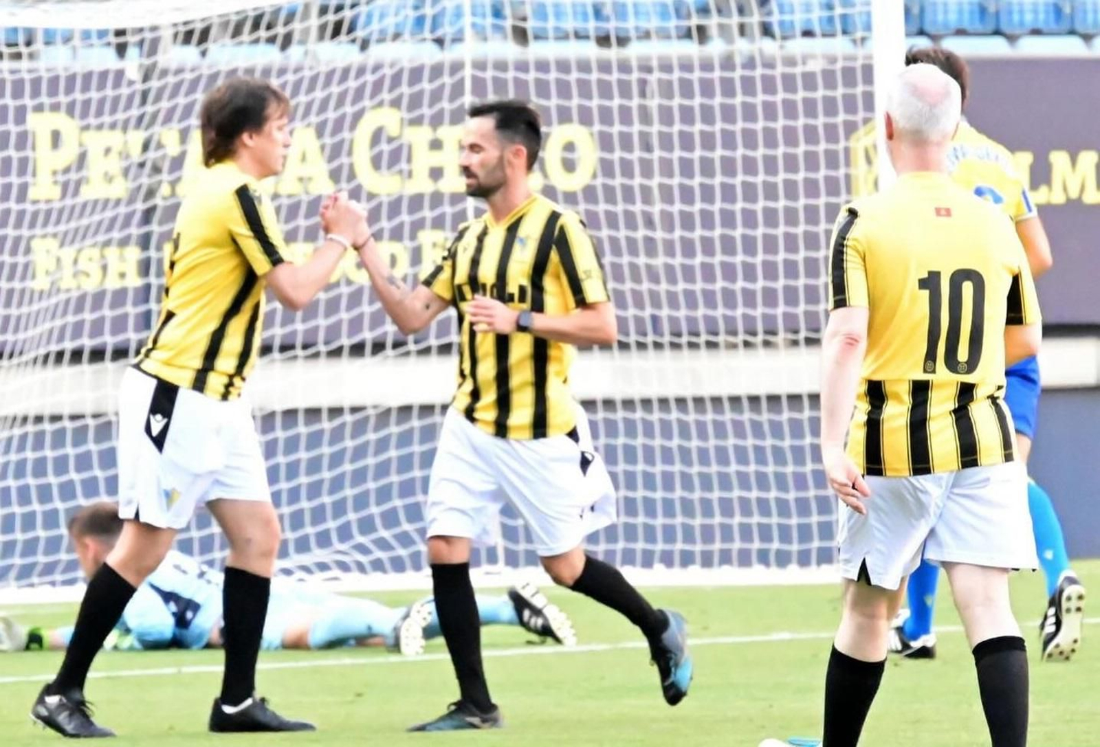 Los concejales Pablo Otero y David de la Cruz celebran un gol.