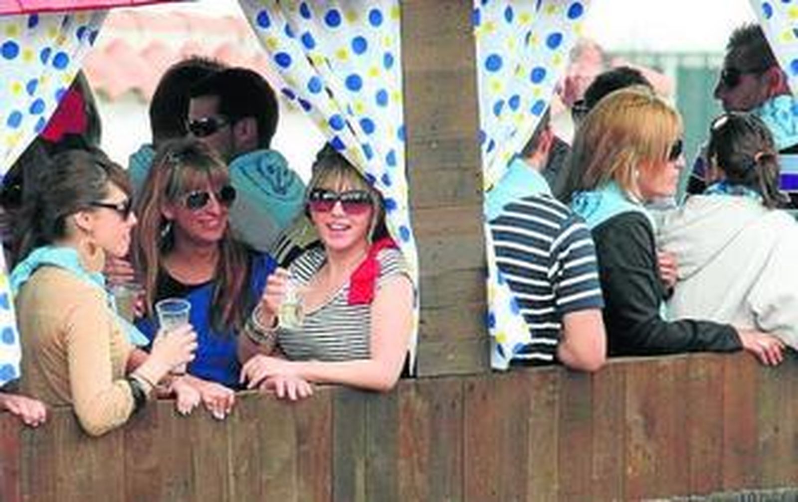 Jóvenes en una carreta durante la romería del pasado año.