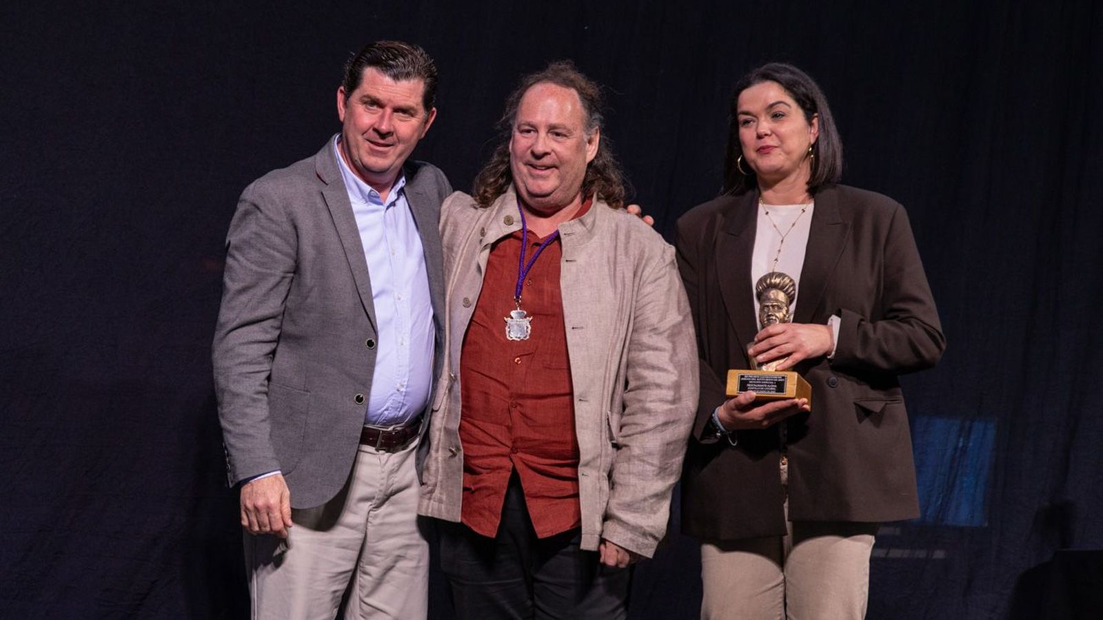 Los responsables del restaurante Aloha, de Castillo de Locubín, recogen el premio.