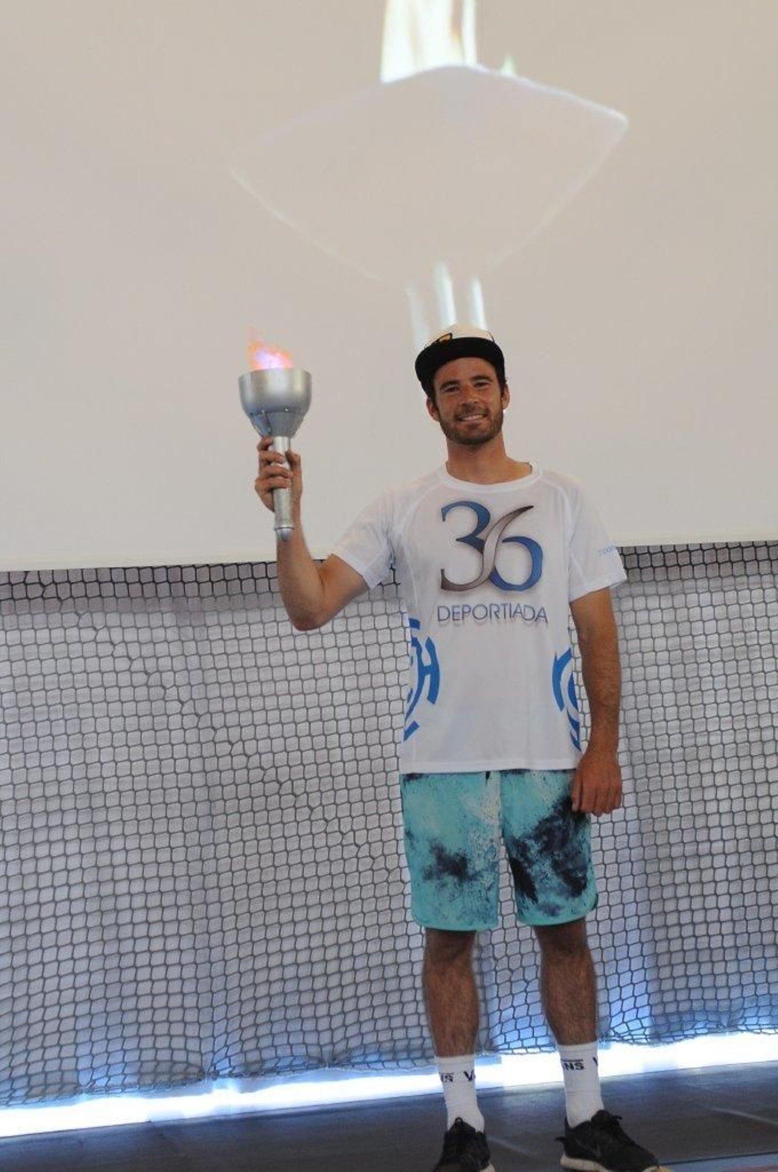 Alex Pastor Tomé con la antorcha.