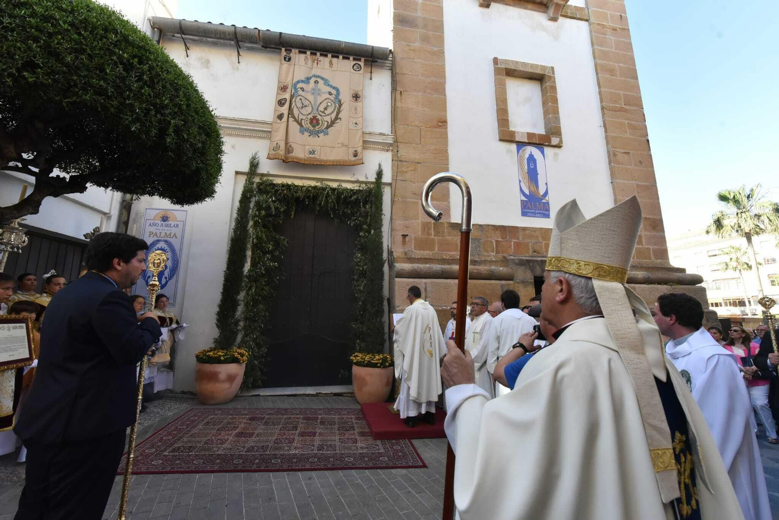 El obispo, ante la Puerta Santa de la iglesia de la Palma.