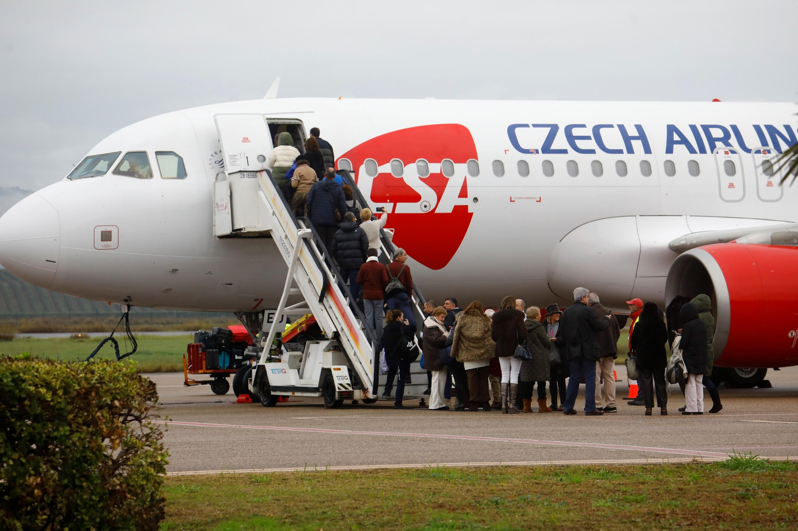 El despegue del el primer vuelo chárter a Europa en el aeropuerto de Córdoba, en imágenes