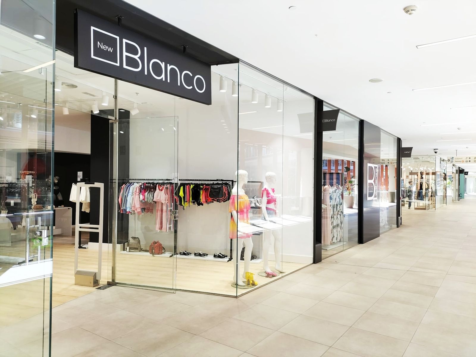 Entrada a la tienda New Blanco en el centro comercial Torre Sevilla.