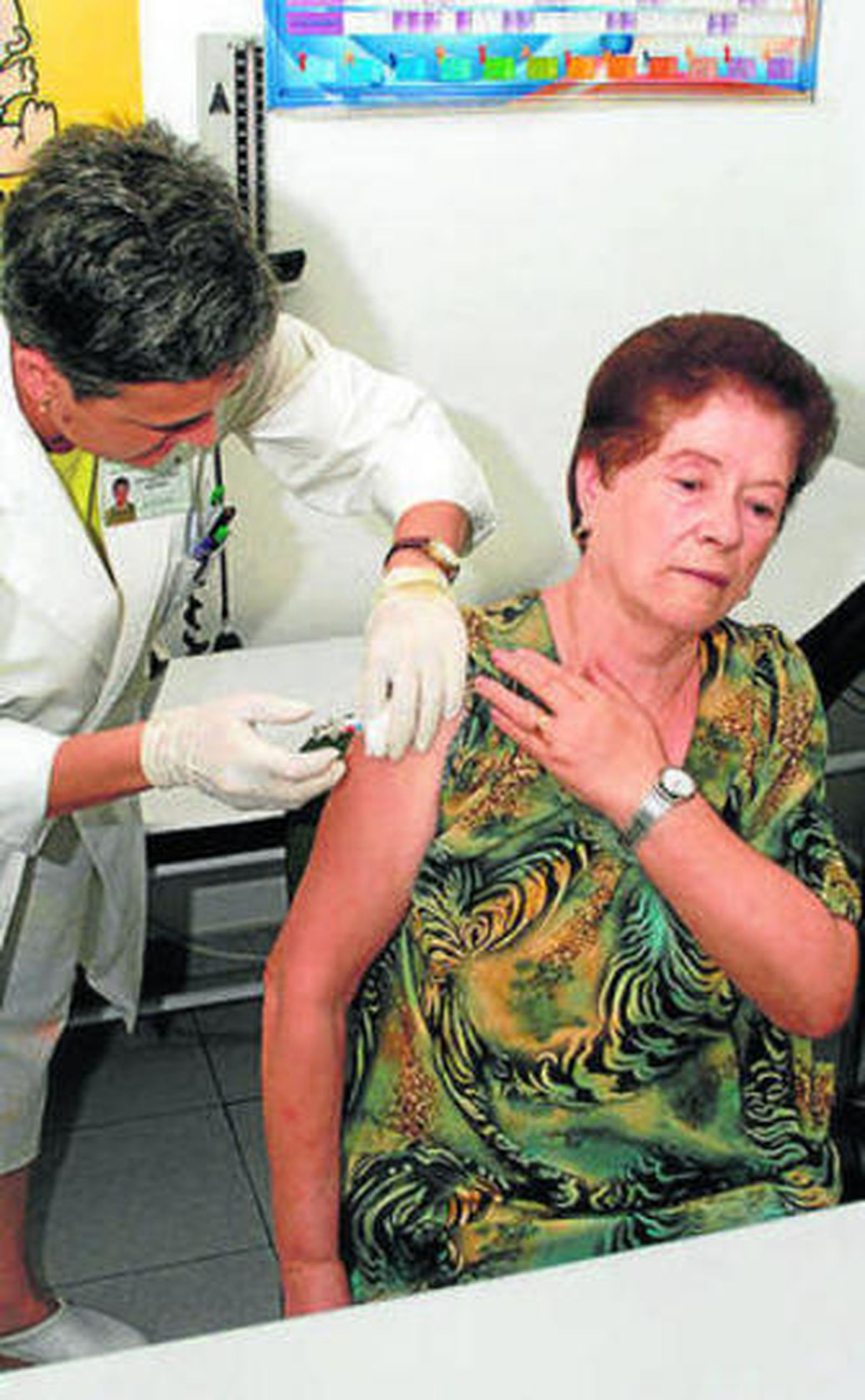 Una mujer vacunándose.