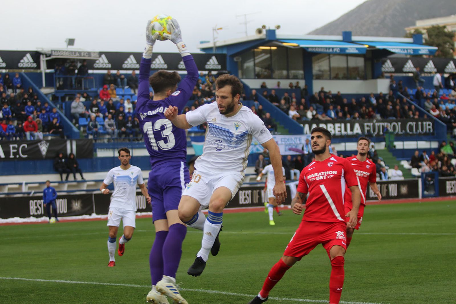 Óscar trata de llegar a la pelota ante la presencia del portero sevillista Alfonso