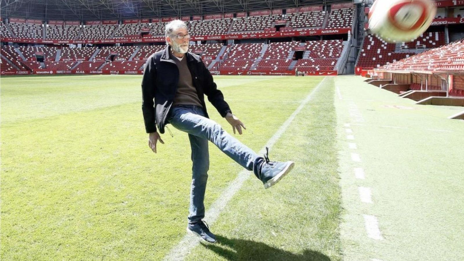 Manolo Mesa, en El Molinón, durante su última visita a Gijón