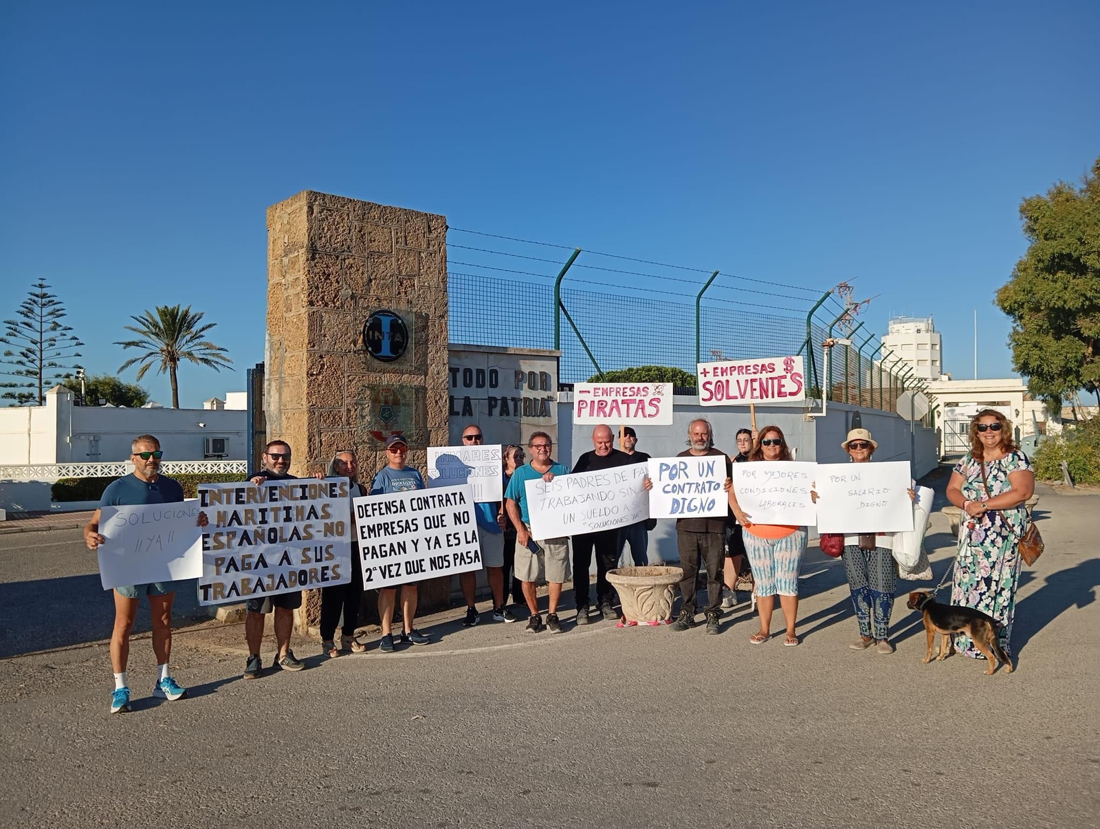 Los afactados, concentrándose pancartas en mano.