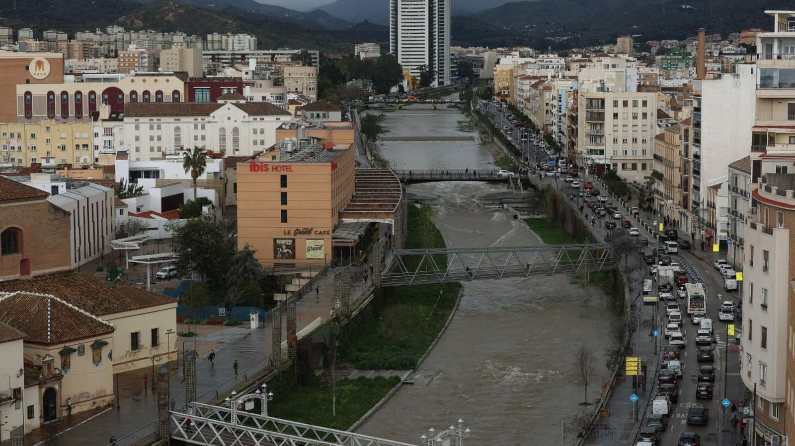 El aspecto del Guadalmedina en Málaga tras el desembalse de El Limonero.