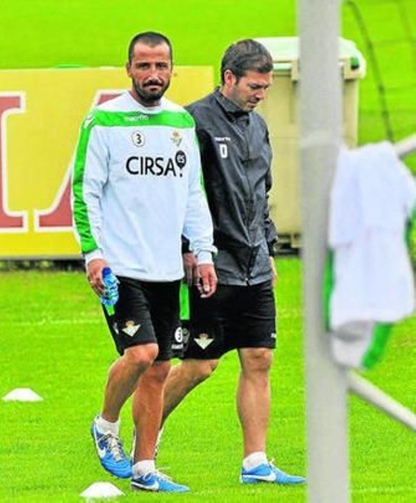 Mario se retira de un entrenamiento junto a David Gómez.