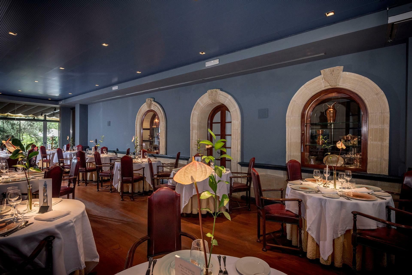 El Faro de El Puerto (El Puerto). Situados en una casa de recreo, muy cerca de la Plaza de Toros y de la encrucijada hacia Puerto Sherry, El Faro de El Puerto es un enclave ideal para disfrutar de espacios luminosos. El atún de almadraba no falta en una carta cuidadísima en la que Fernando Córdoba deja su sello. Dirección: Avda. de Fuenterrabía, Km. 0.5. El Puerto. Reservas: http://www.elfarodelpuerto.com. Horario: De 13:30 a 16:30 y de 20:30 a 23:00.