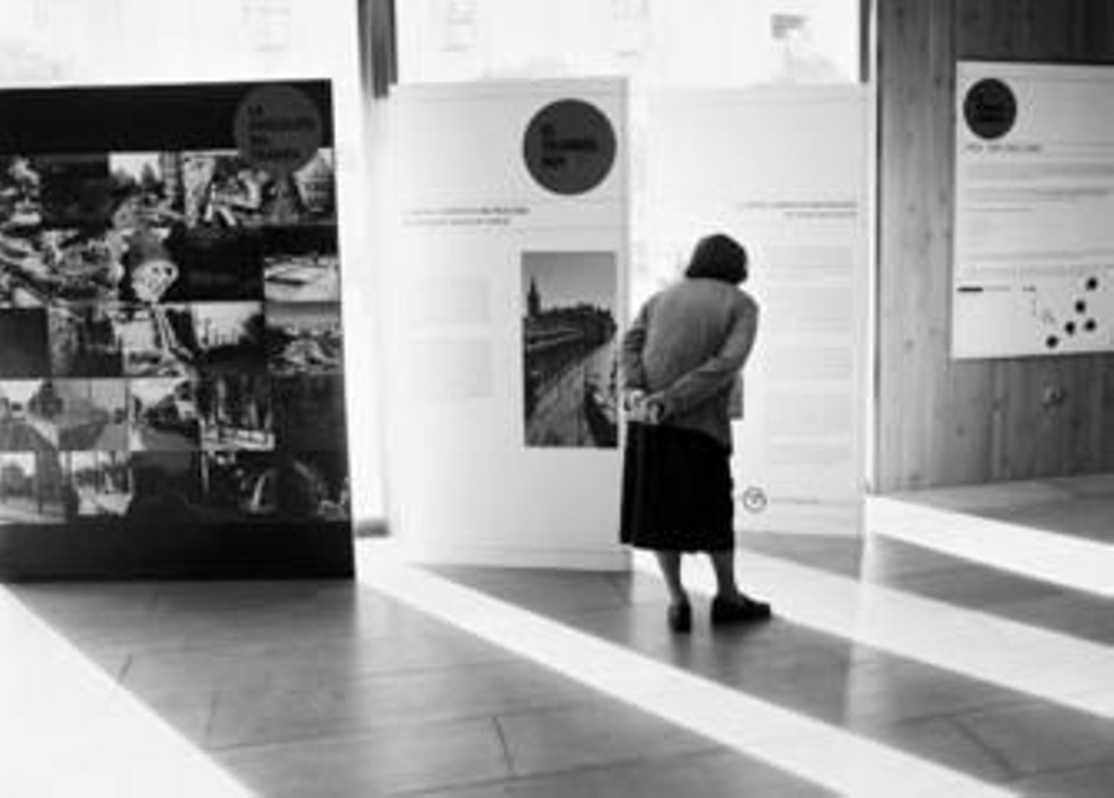 Paneles informativos de la ampliación del Metrocentro exhibidos en las instalaciones del tranvía en el Prado.