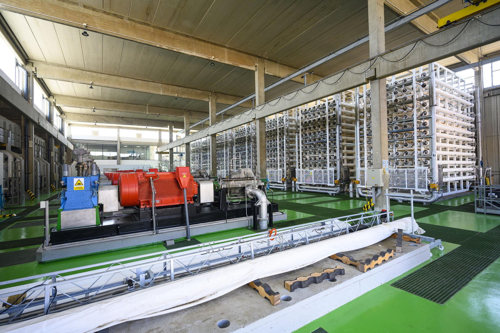 Todos los bastidores de la desaladora en marcha y nuevo contrato con Aqualia en Almería