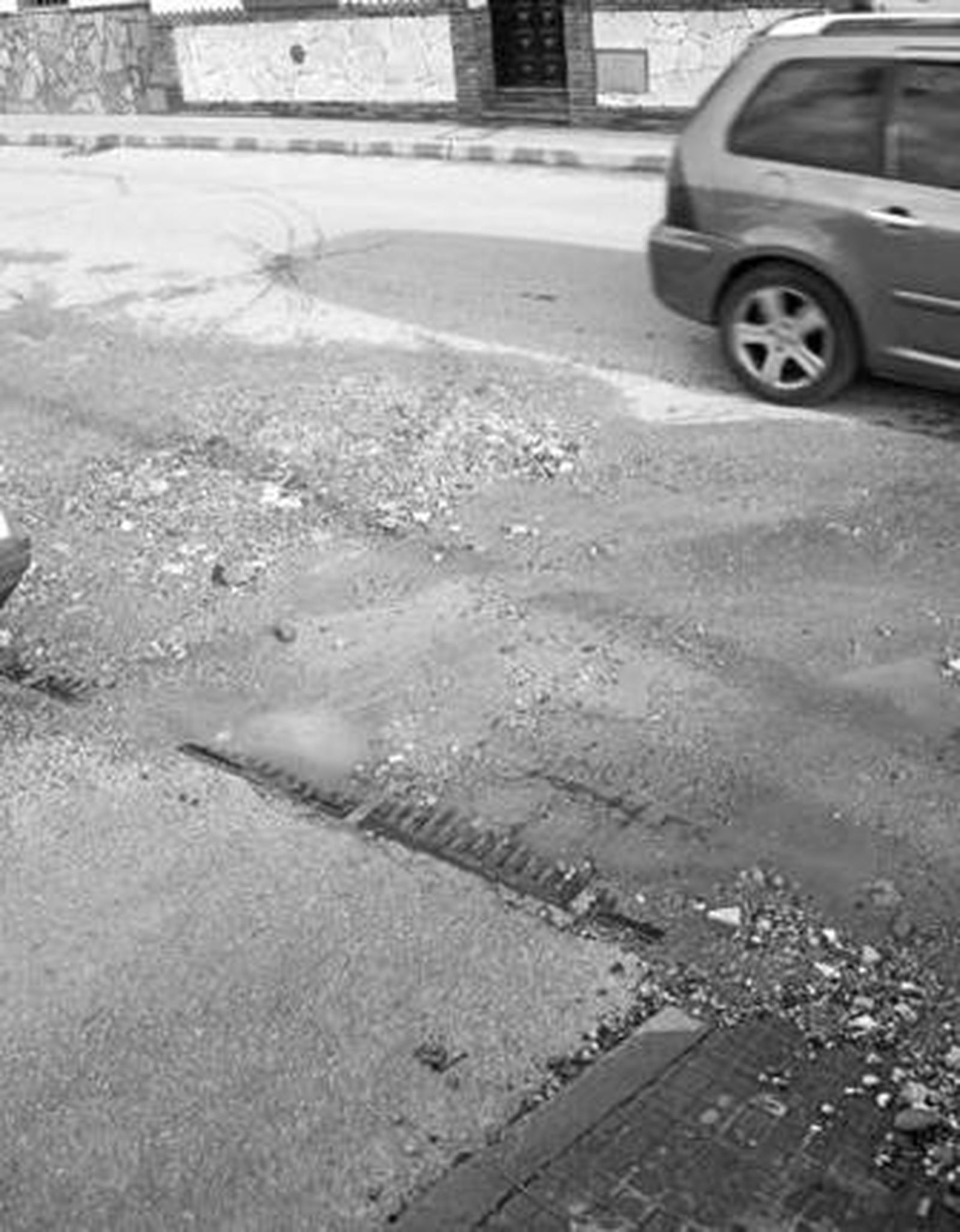 Imagen del alcantarillado en la calle Los Arcos de La Piñera.