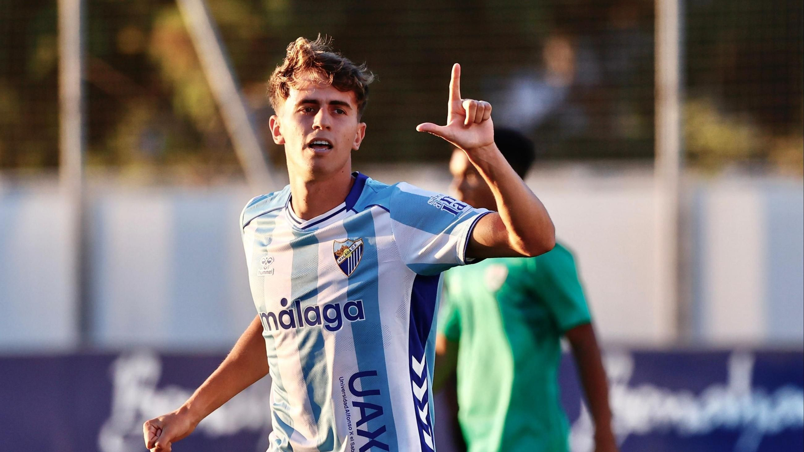 Adrián Niño celebrando un tanto