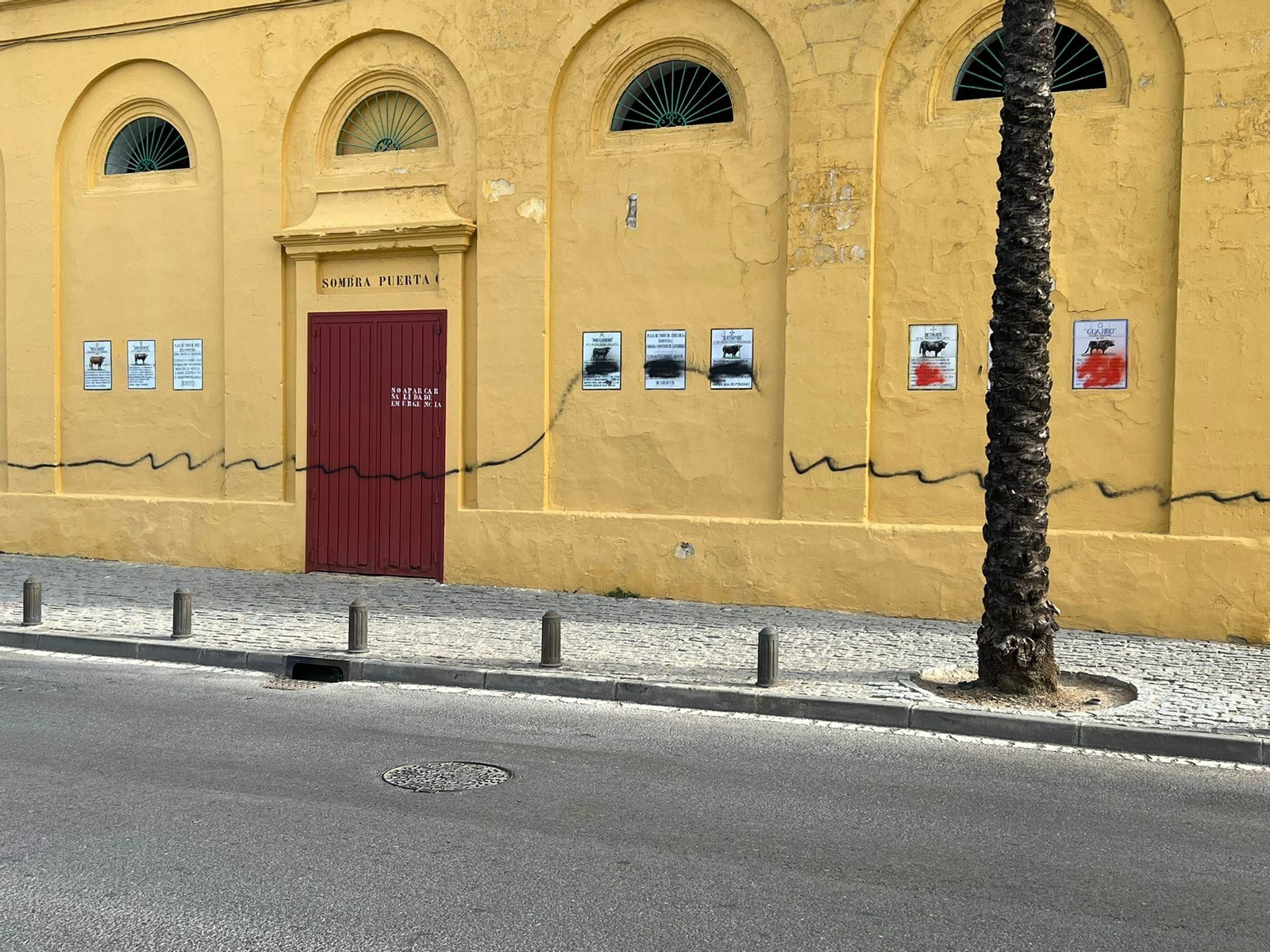 Imagen de las pintadas en la pared y los azulejos de la plaza de toros