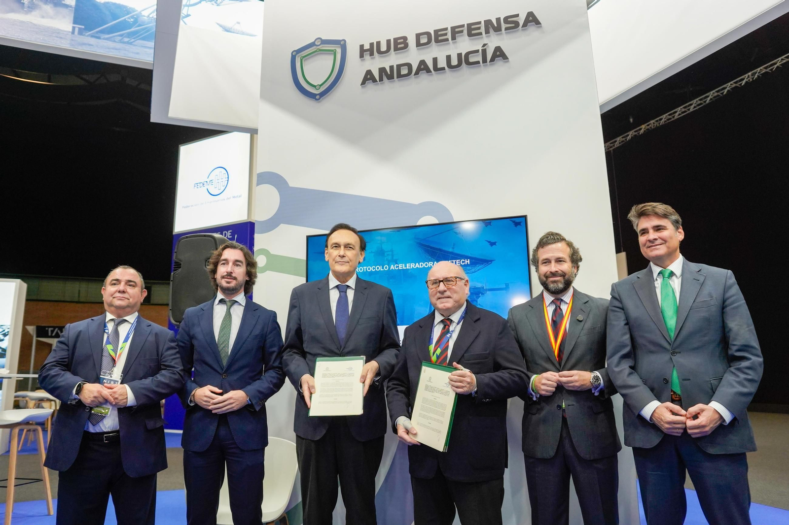 Foto de familia en la firma del protocolo de la aceleradora 'DefTech' en NISE Sevilla 2025.