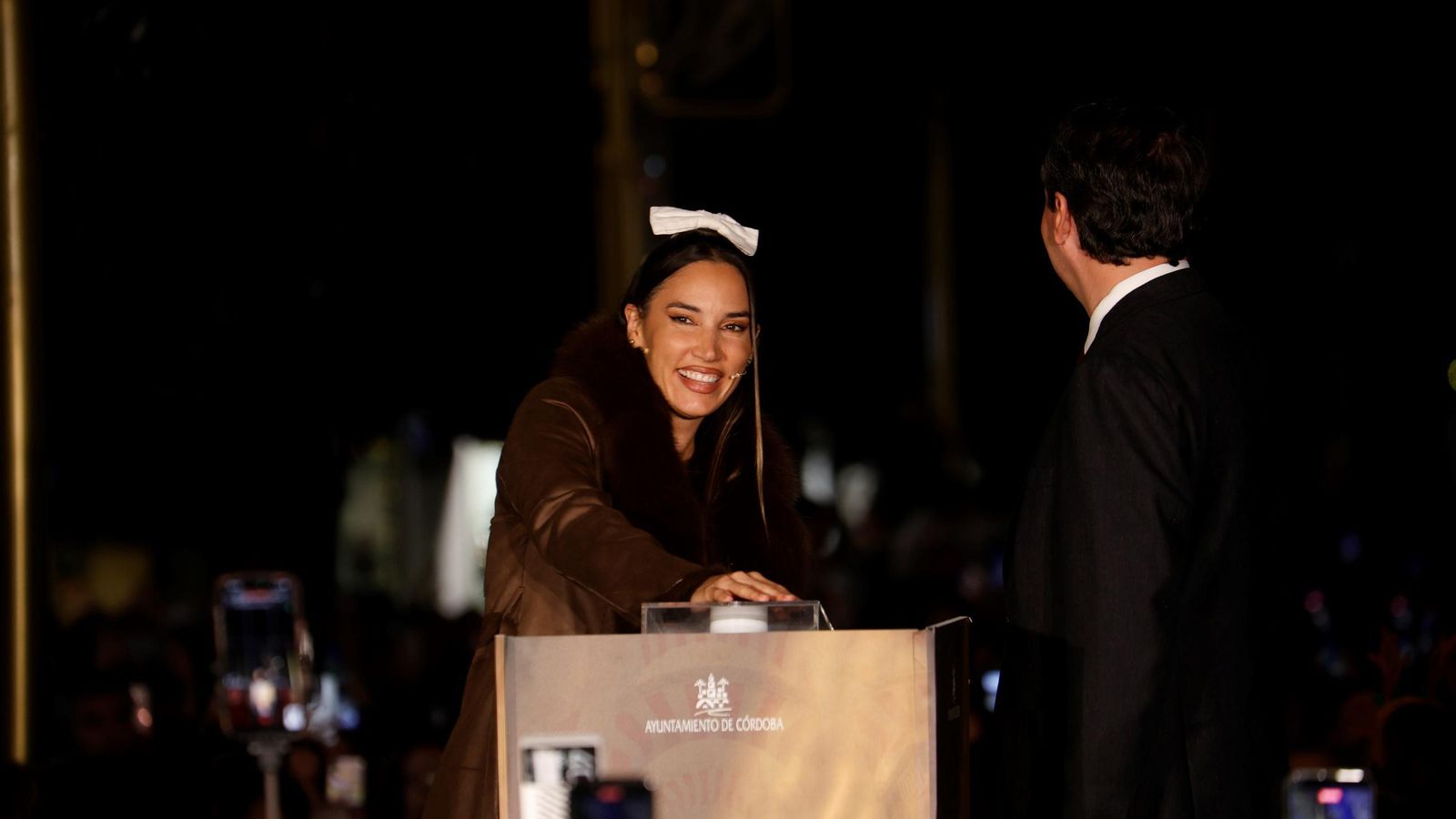 India Martínez pulsa el botón del encendido junto al alcalde