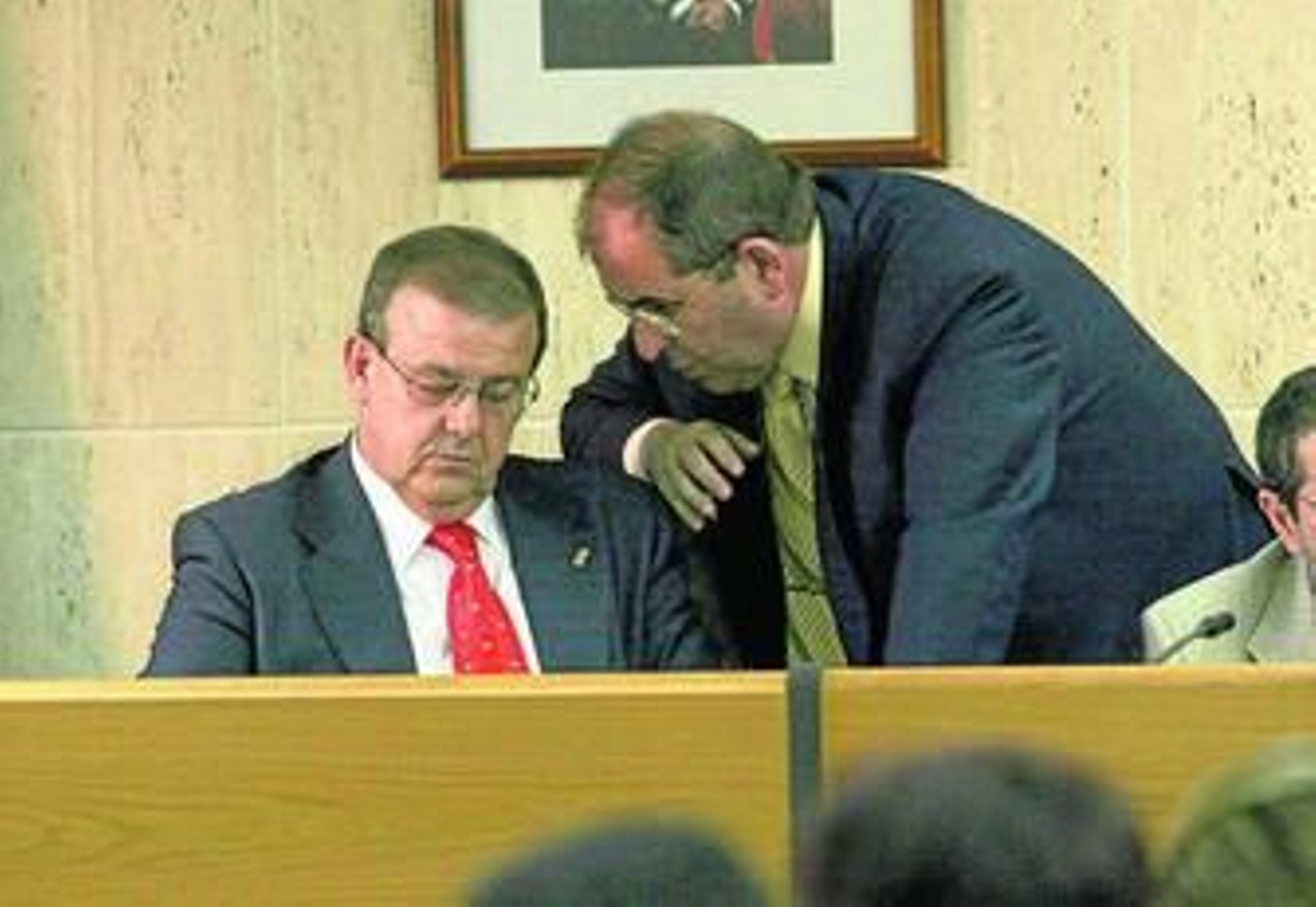 El interventor municipal José Alemán conversa con Enciso en un pleno anterior a las detenciones.