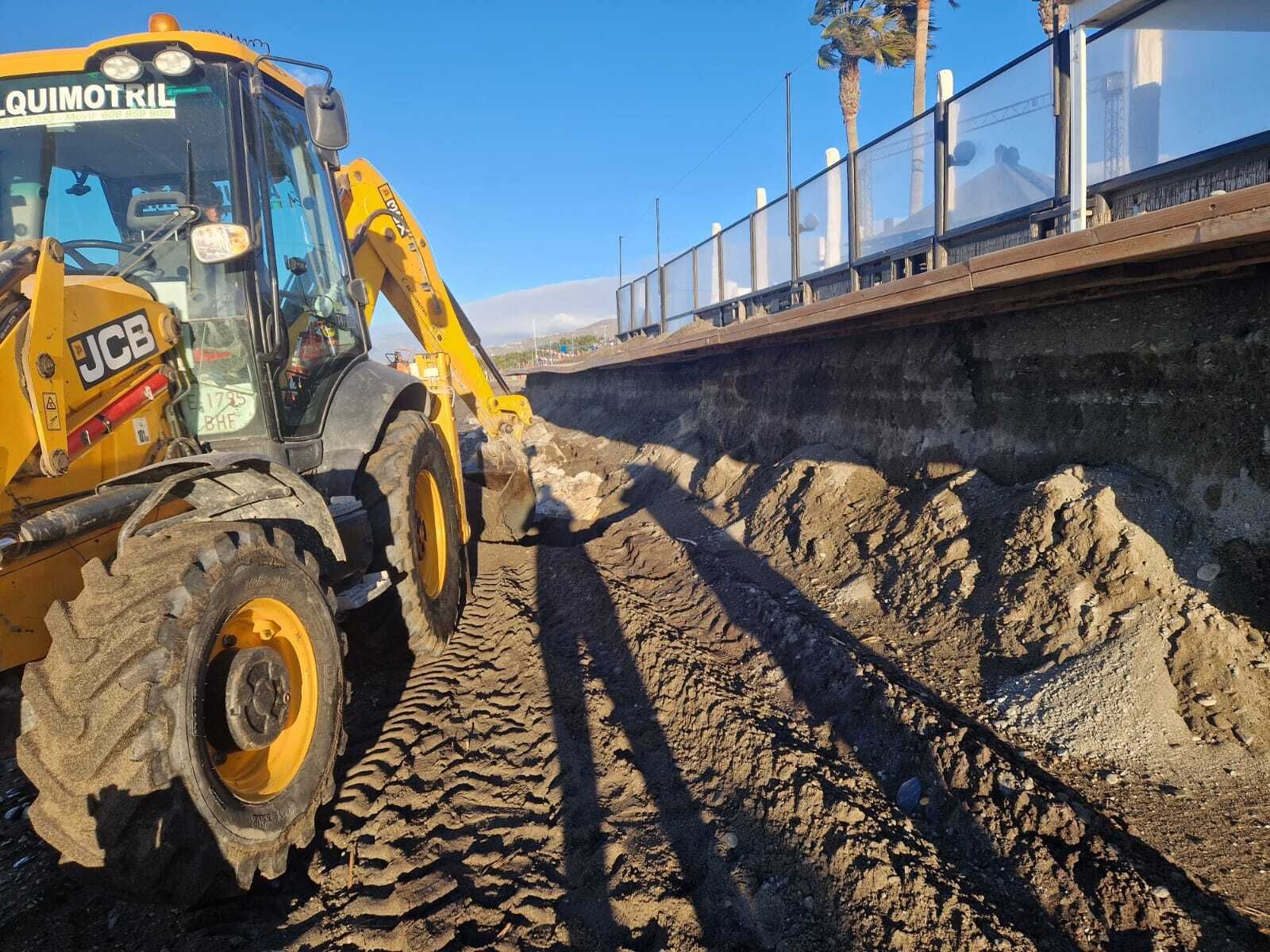 Imagen de los trabajos en las playas de Motril tras el paso del temporal