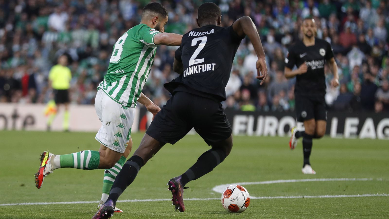 Fekir se dispone a disparar para marcar el gol del Betis.