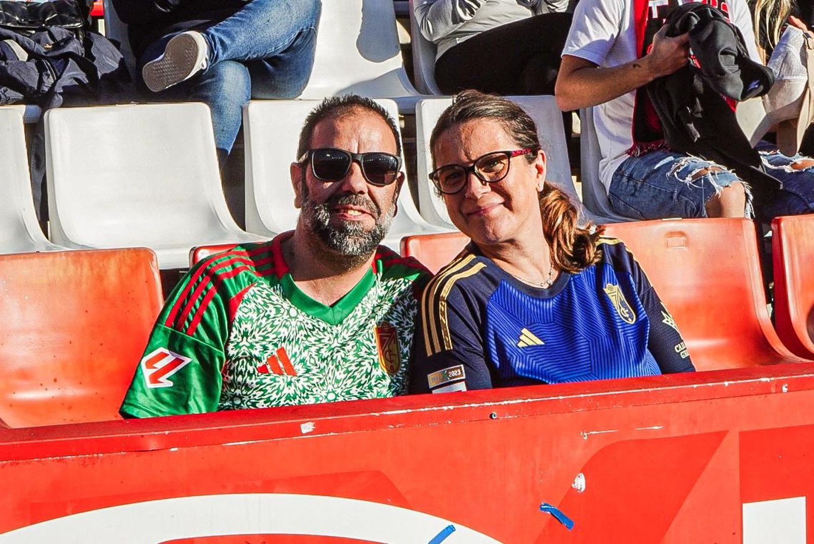 Encuéntrate en el recibimiento al Granada y en la grada de Los Cármenes