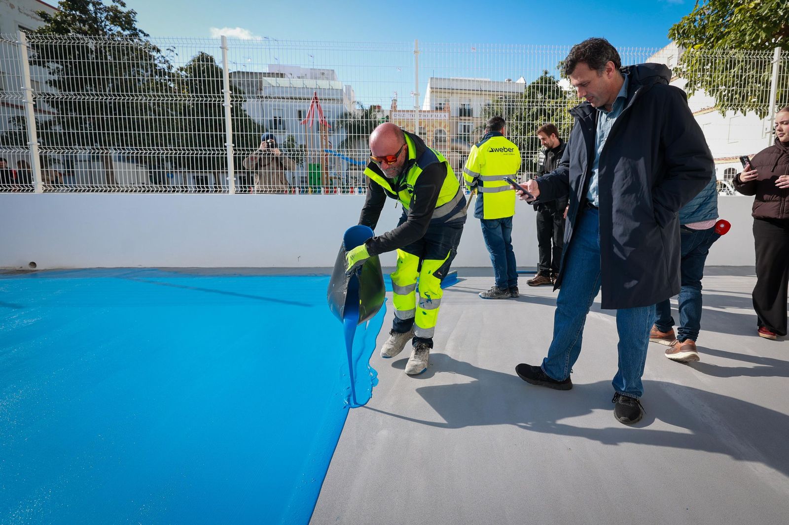 El alcalde de Cádiz, Bruno García, en la visita a los trabajos de la plaza Manolo Santander.