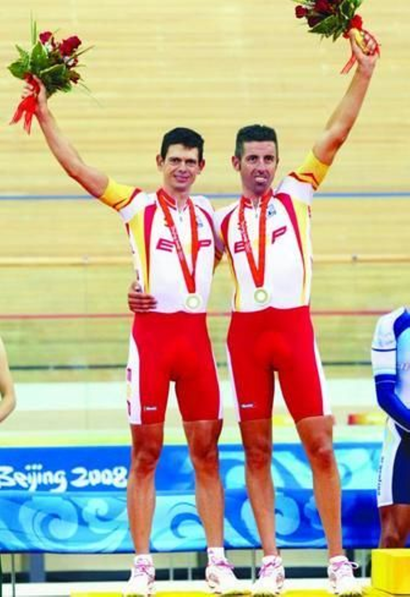 Llaneras y Tauler saludan en el podio tras recibir la medalla de plata.