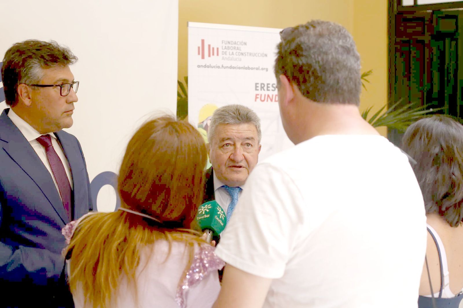 Juan Aguilera, gerente de Gaesco, junto a Pedro Fernández, presidente de la Confederación Nacional de la Construcción, este martes en Sevilla..