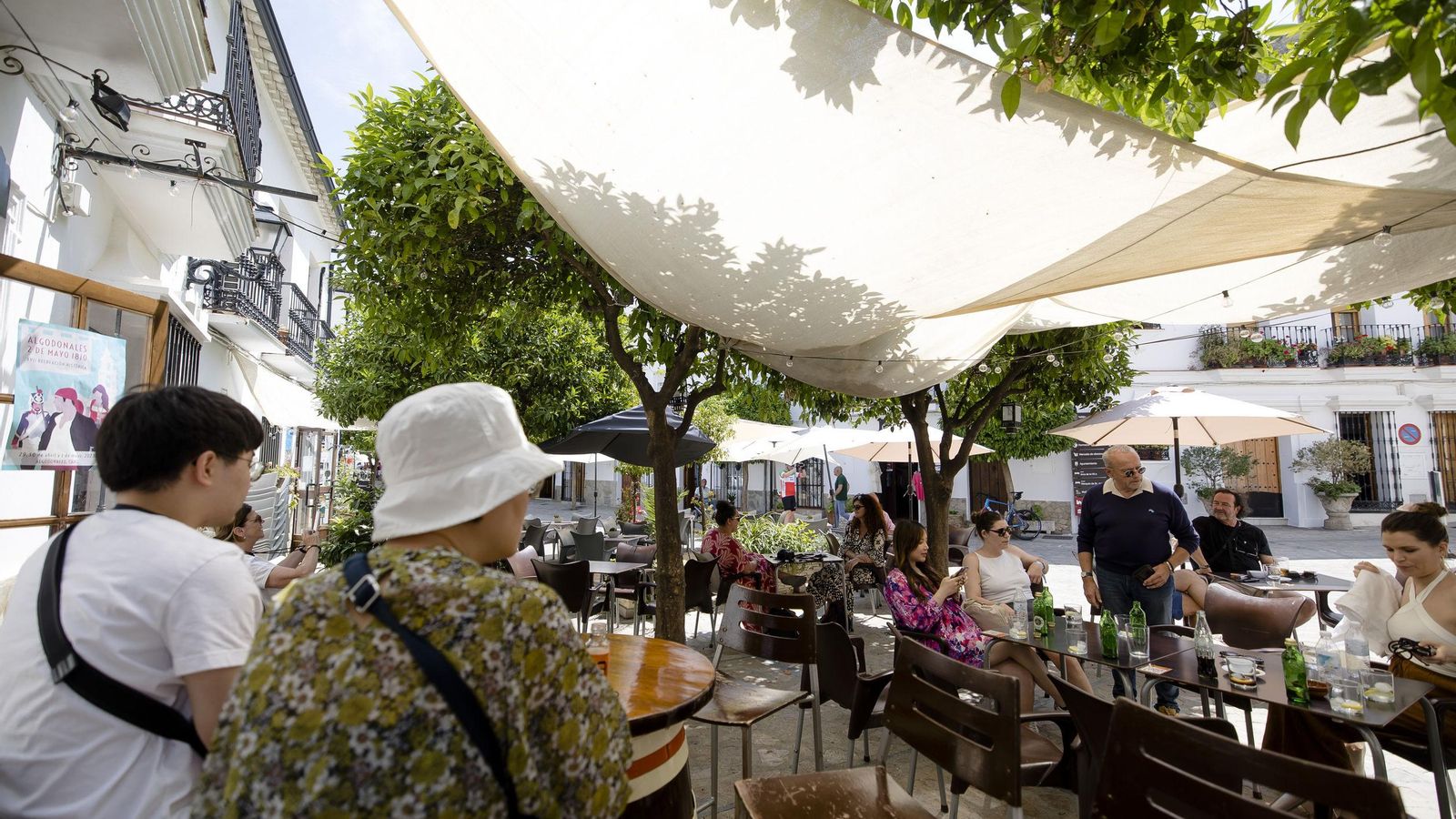 Las terrazas de los bares de Zahara de la Sierra reciben a numeroso turismo internacional.