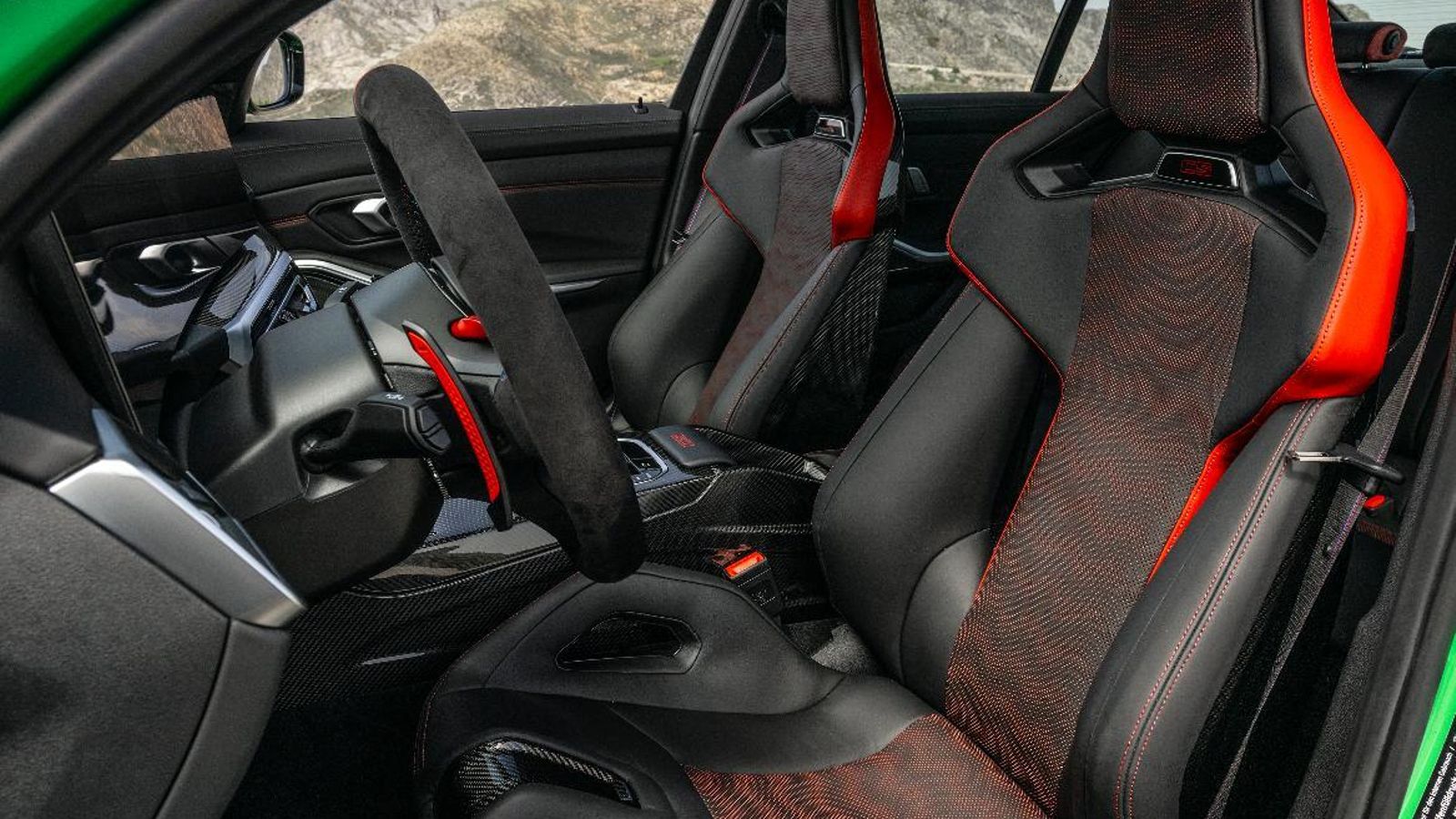 Los asientos delanteros son de tipo bacquet con algunas partes de su estructura de fibra de carbono.