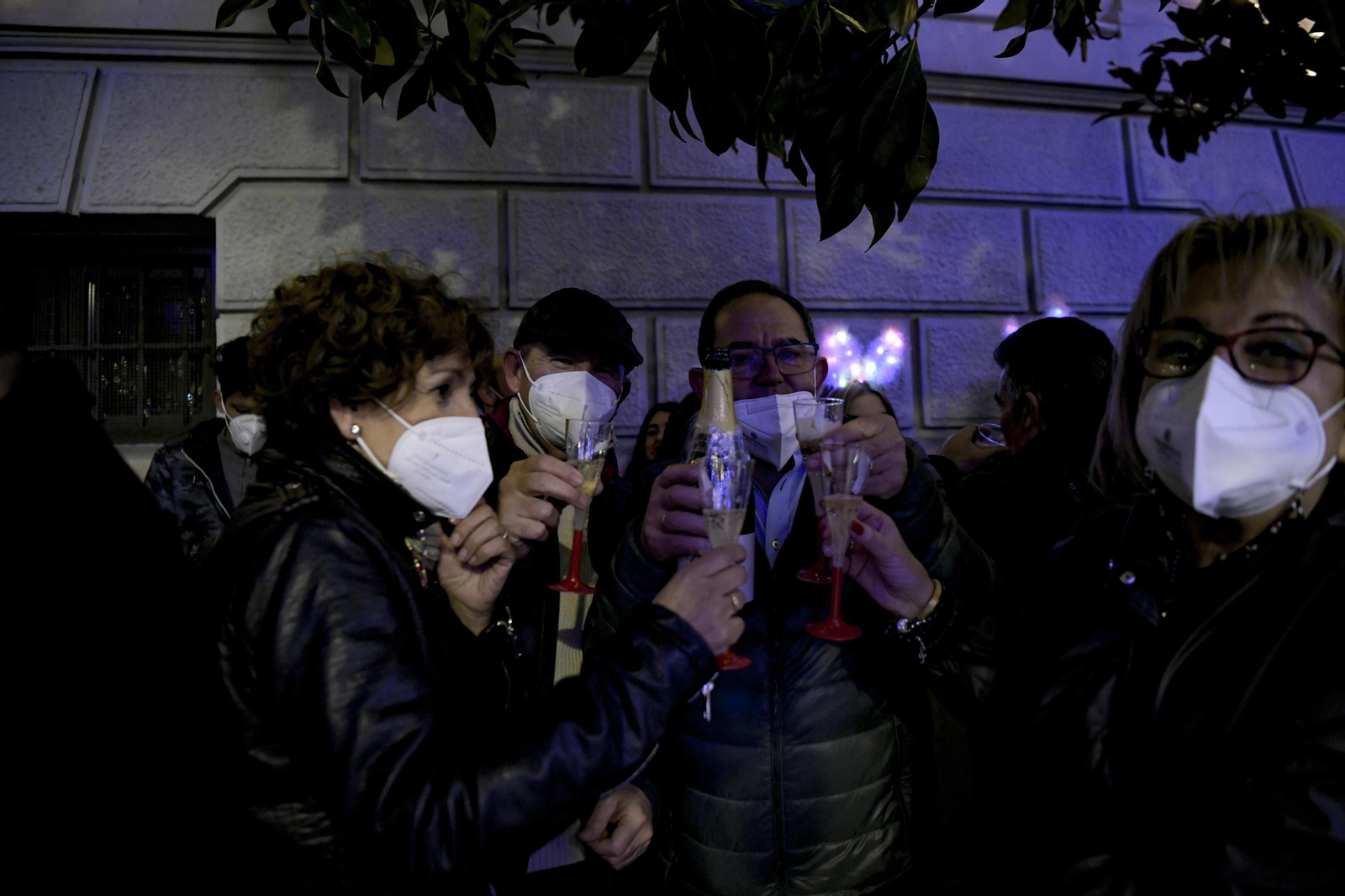 Así fue la Nochevieja 2021 en Granada, en imágenes: uvas en una Plaza del Carmen vallada y ambiente de fiesta en la calle