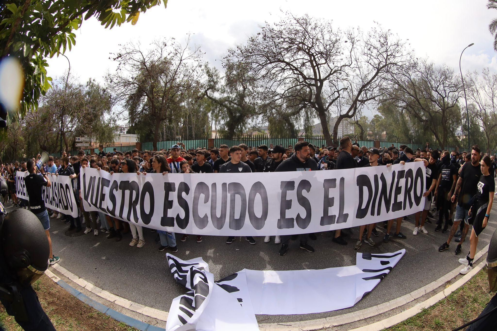 Durísimas críticas de la afición del Málaga CF en la protesta