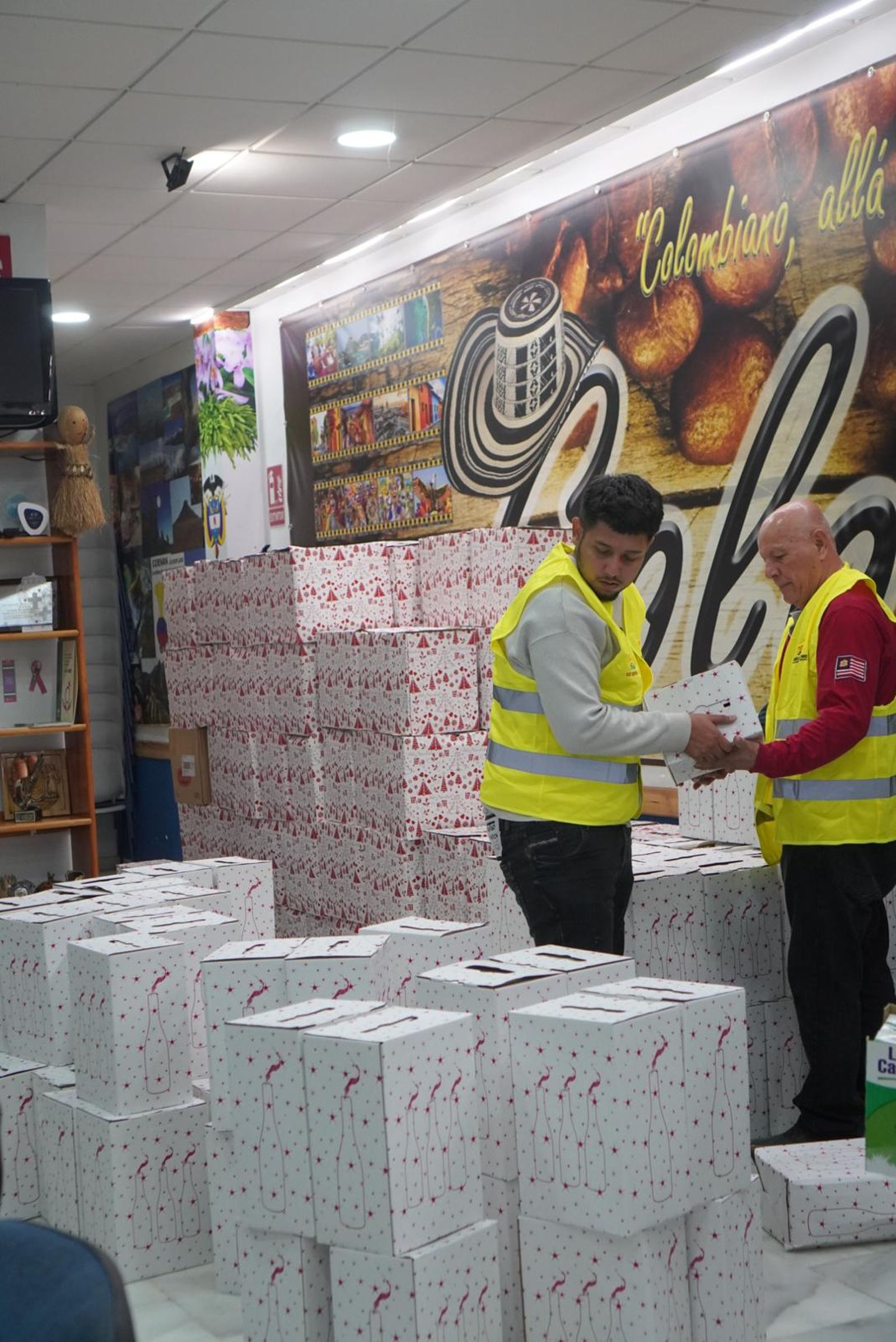 Esta asociación de colombianos de Almería celebra 20 años con 200 cestas de la compra a quienes más lo necesitan