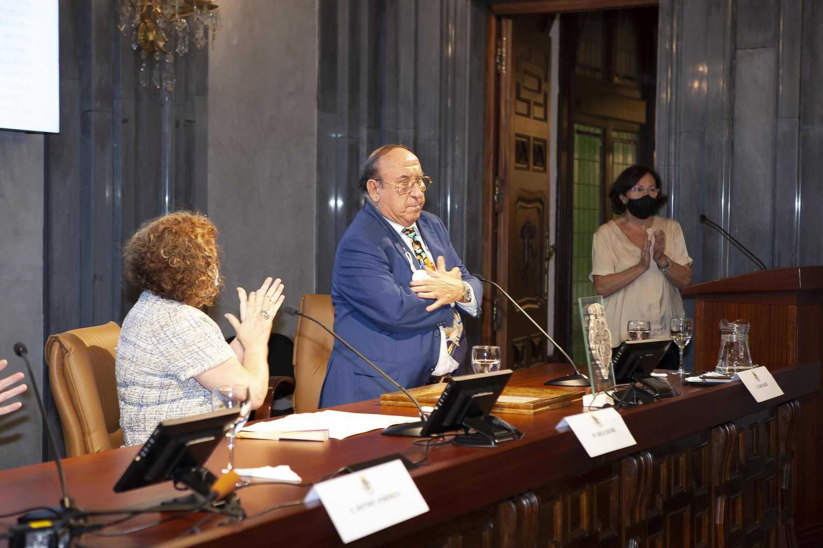 Juan Valdés agradece el reconocimiento entre Adela Castaño, edil municipal socialista, y Purificación Benavente, secretaria del Hogar Canario.