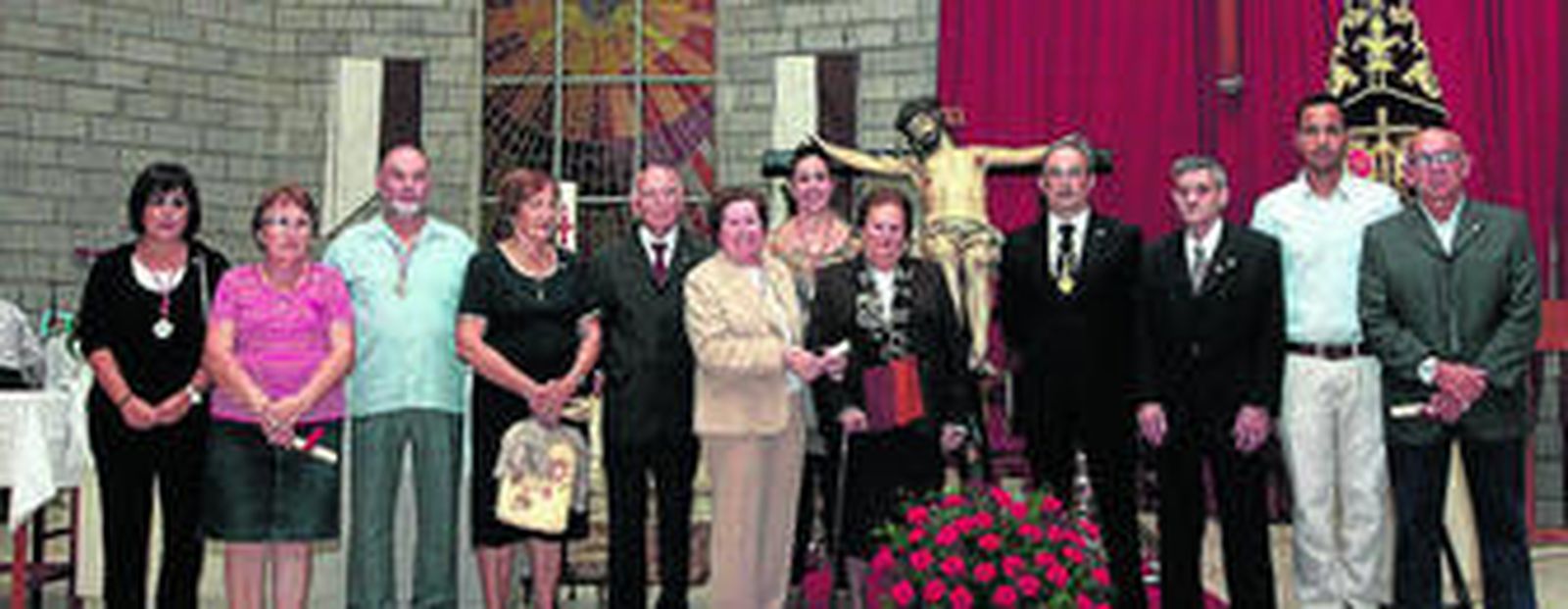 Miembros de la Hermandad del Perdón que ayer recibieron el reconocimiento por sus 25 años en la cofradía.