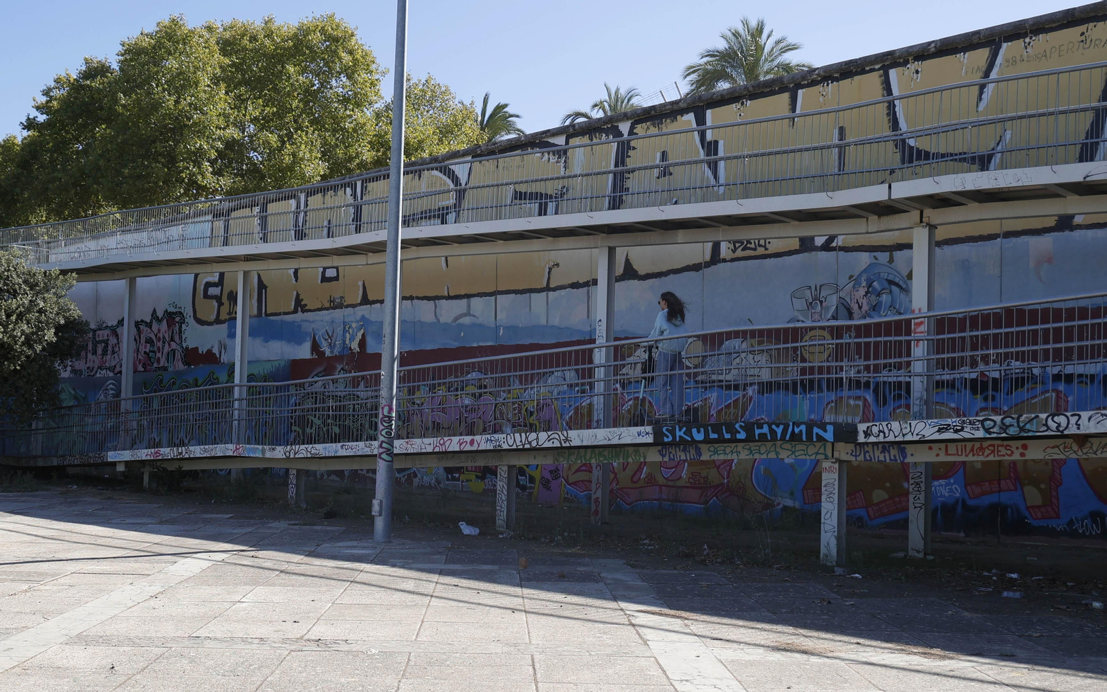 Una mujer en la rampa que une Torneo con el paseo.