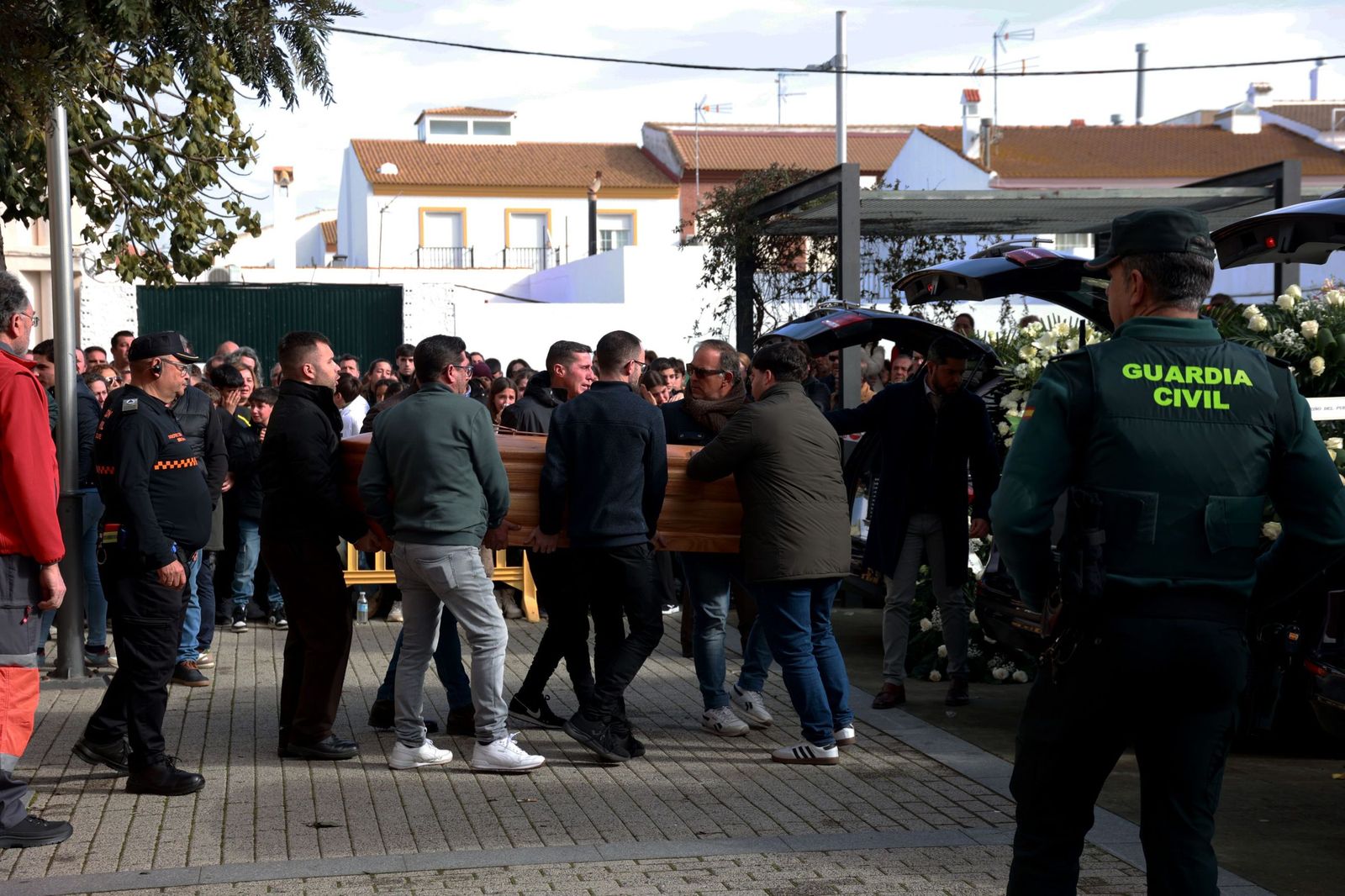 Dolor y desolación en Aljaraque: Las fotos de la desgarradora despedida a la familia Zamorano fallecida en Adamuz
