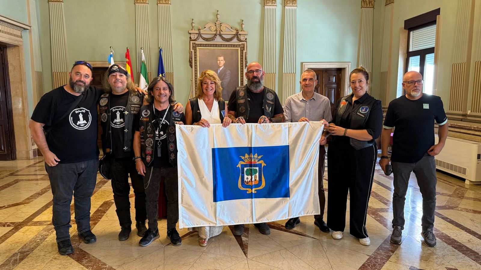 Pilar Miranda con intengrantes de la Asociación Cultural Moteros Descubridores.