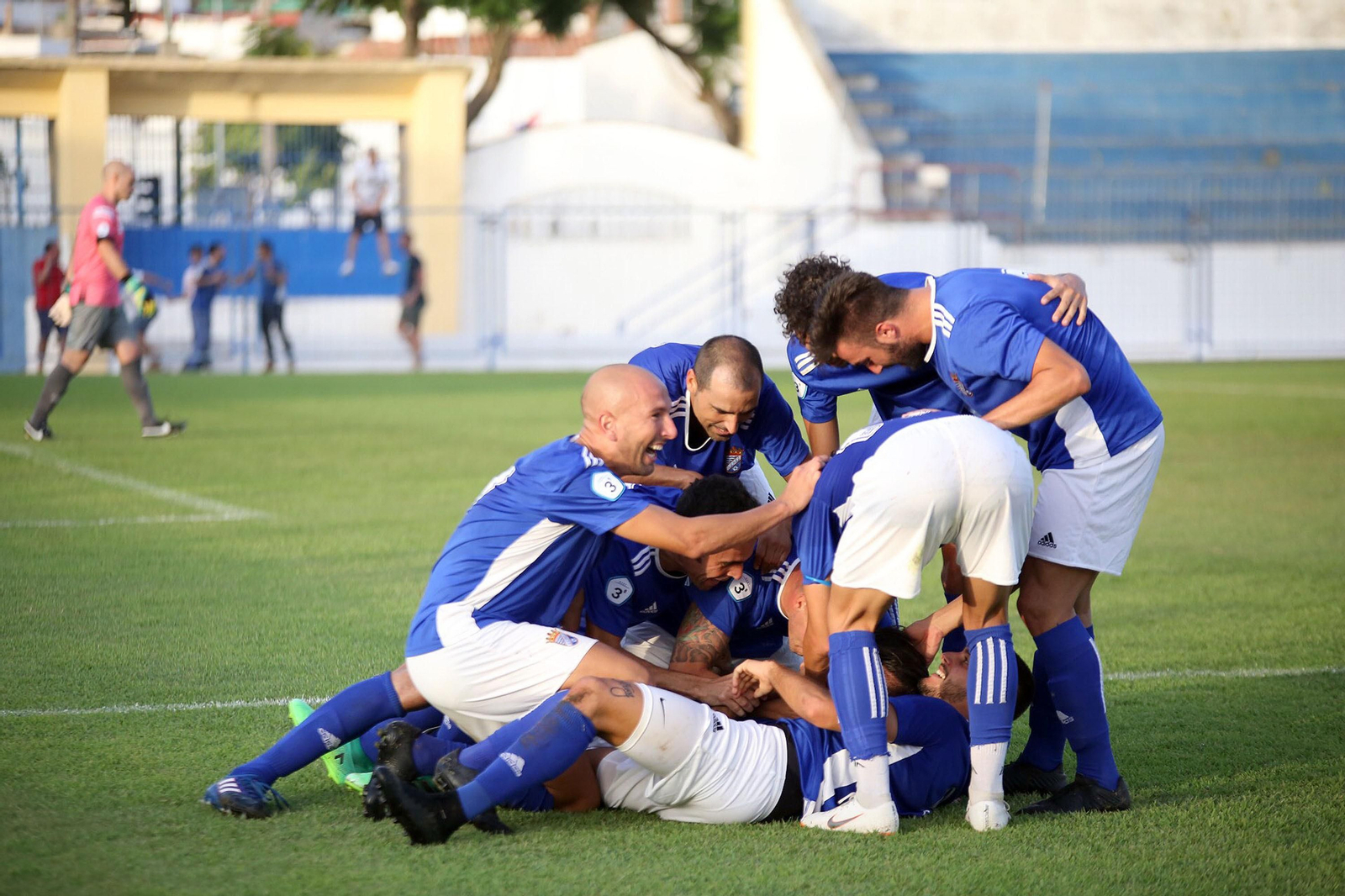 Los azulinos celebran el gol del triunfo del pasado curso en La Juventud.