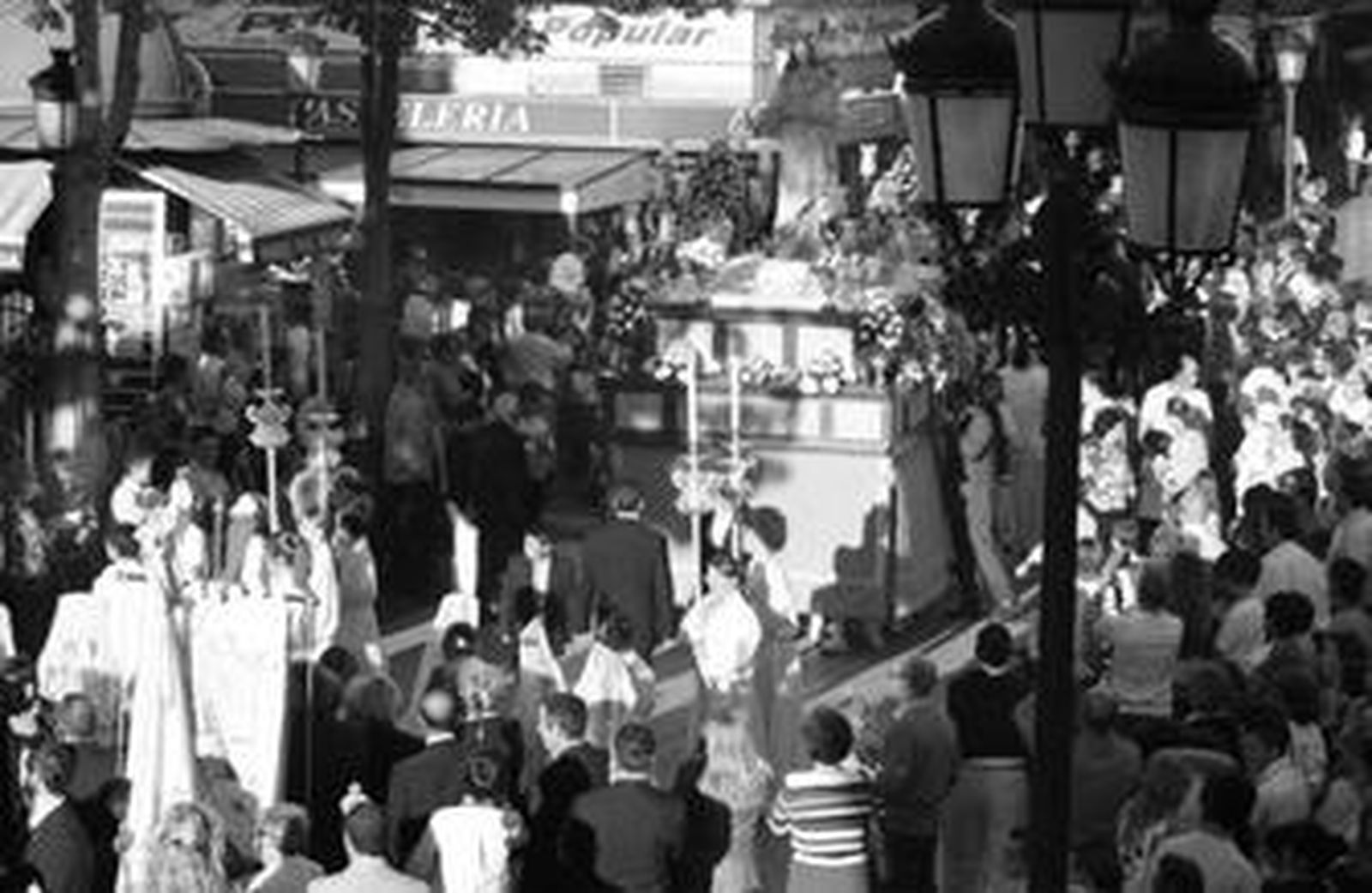 Los linenses admiran a María Auxiliadora a su paso por la plaza de la Iglesia.