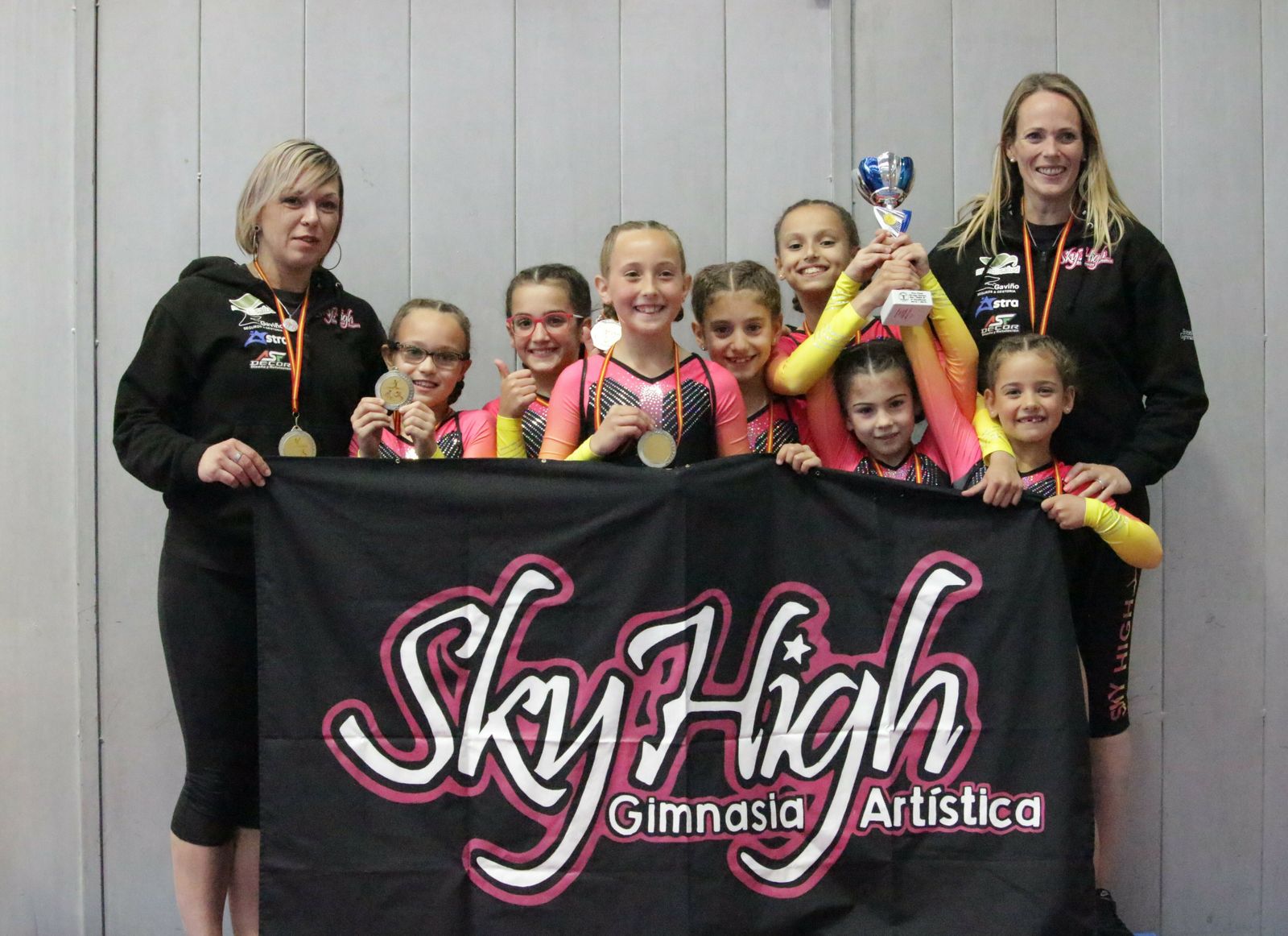 Las chicas del Sky High, junto a sus entrenadoras,  tras recibir sus medallas.