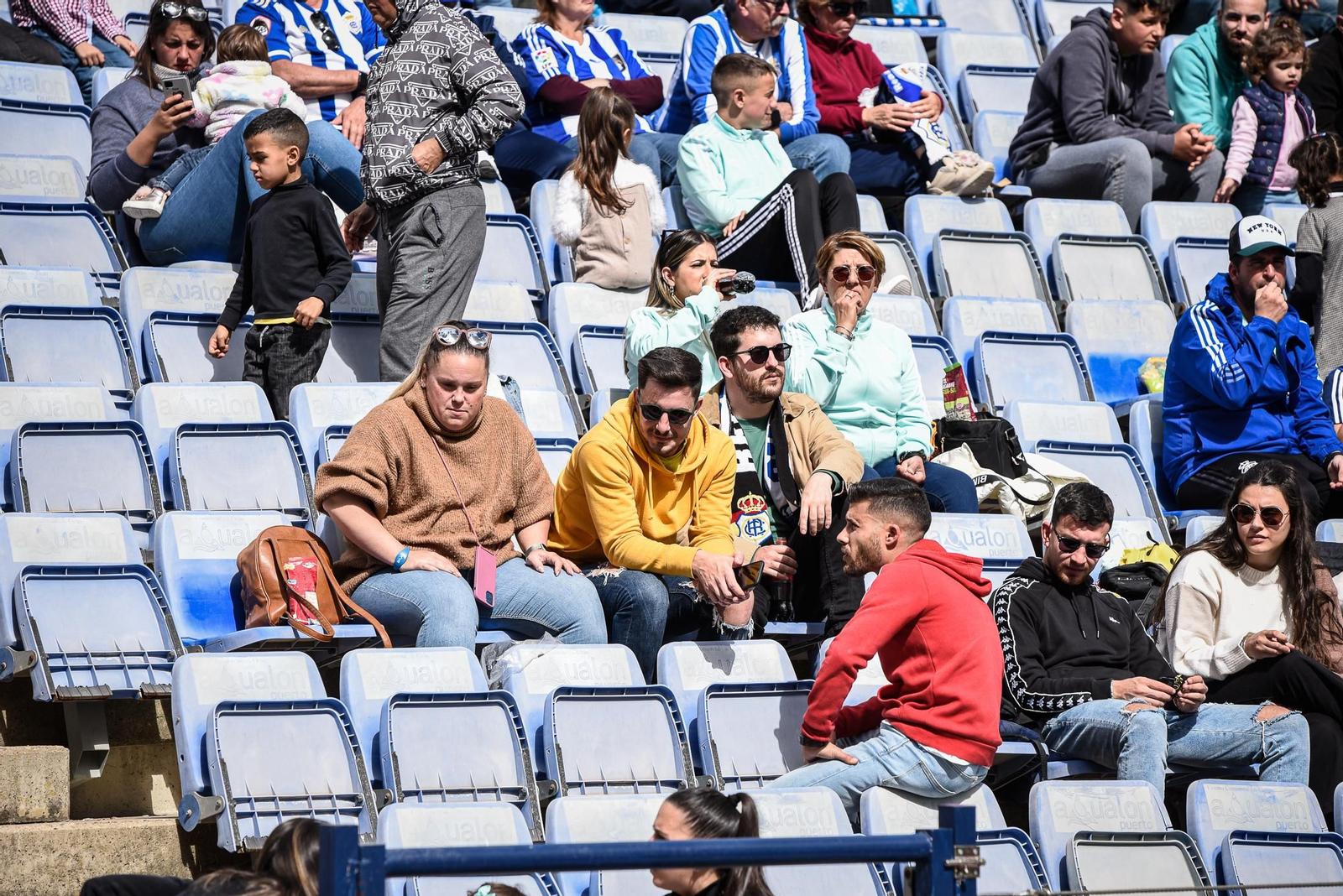 Imágenes de la afición en el Colombino en el Recreativo - Antequera